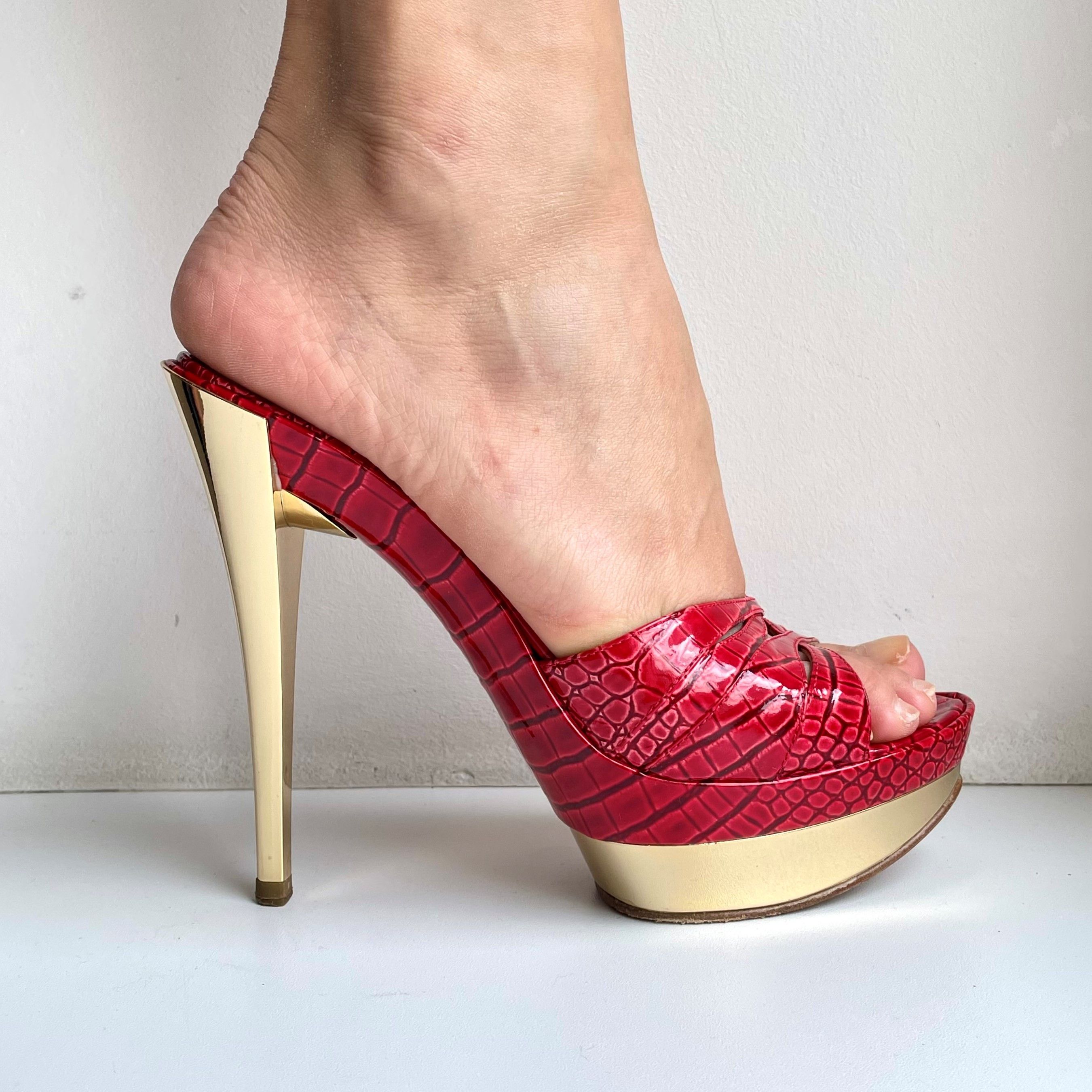 EUC Casadei 40 Women Mules Platform Gold Stilettos Red