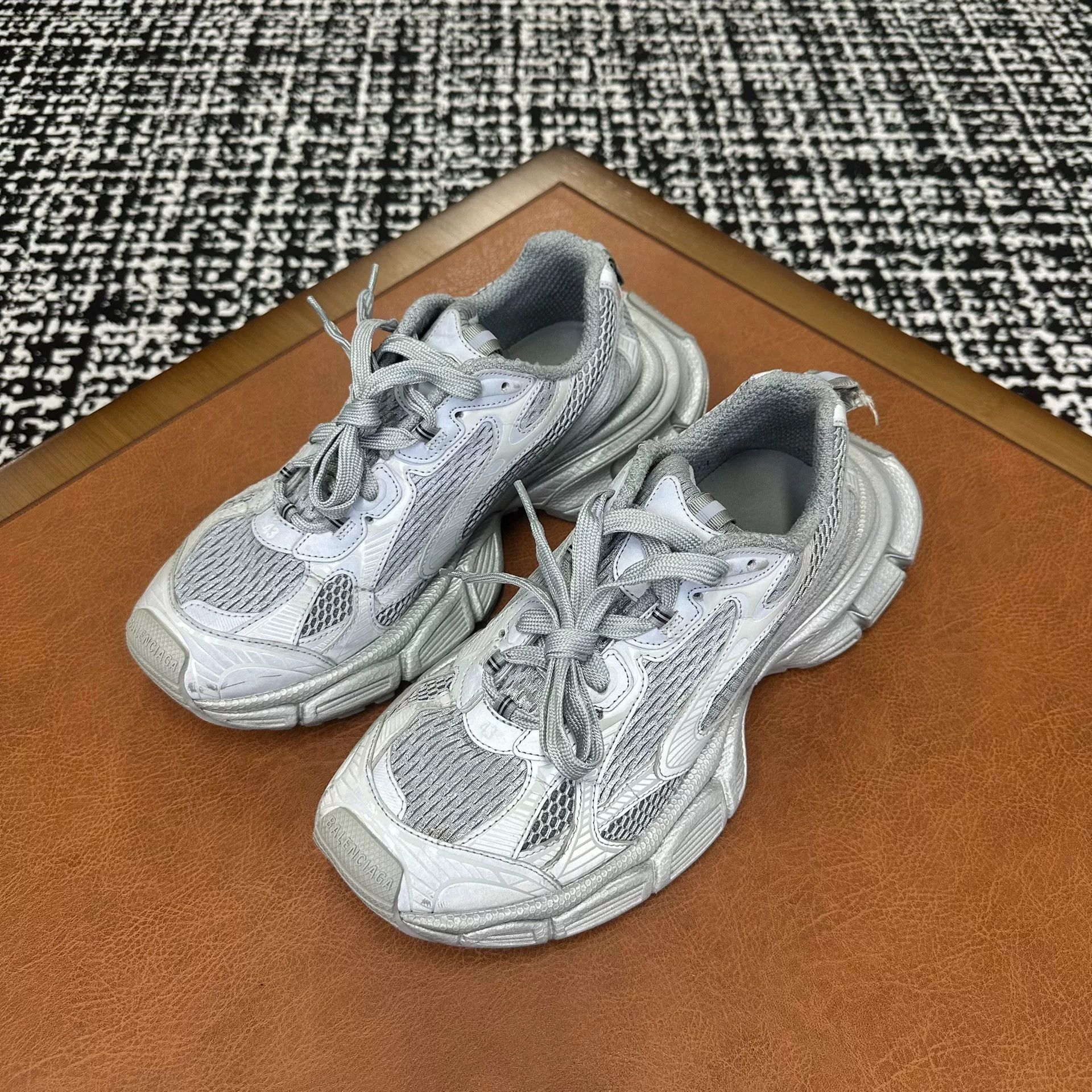 Balenciaga Balenciaga Gray Lowtop Sneakers 10 Men Size US 10 / EU 43 - 1 Thumbnail