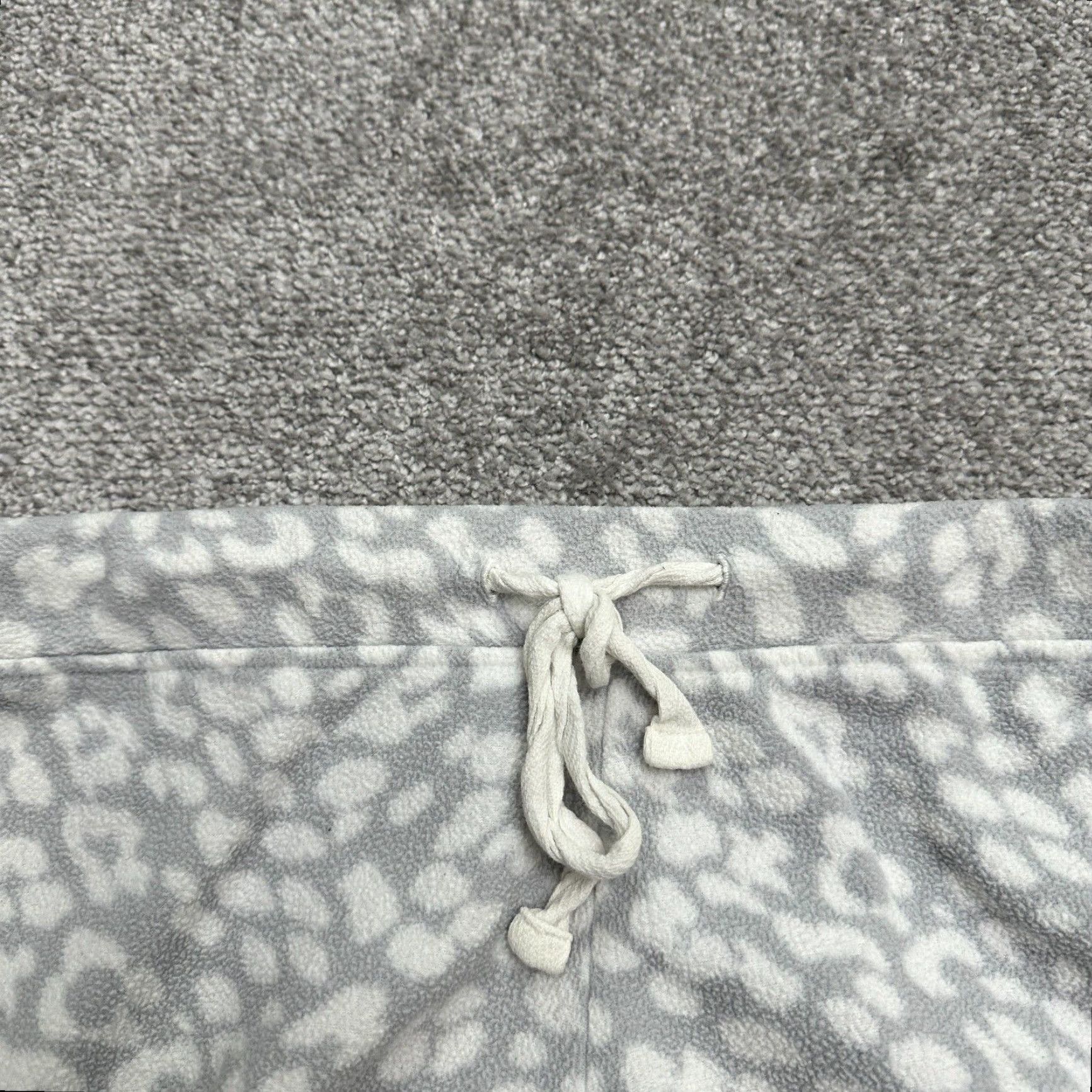 Old Navy OLD NAVY Lounge Pants Womens Petite Small White Geometric Fleece Mid Rise Straight Size 28" / US 6 / IT 42 - 2 Thumbnail
