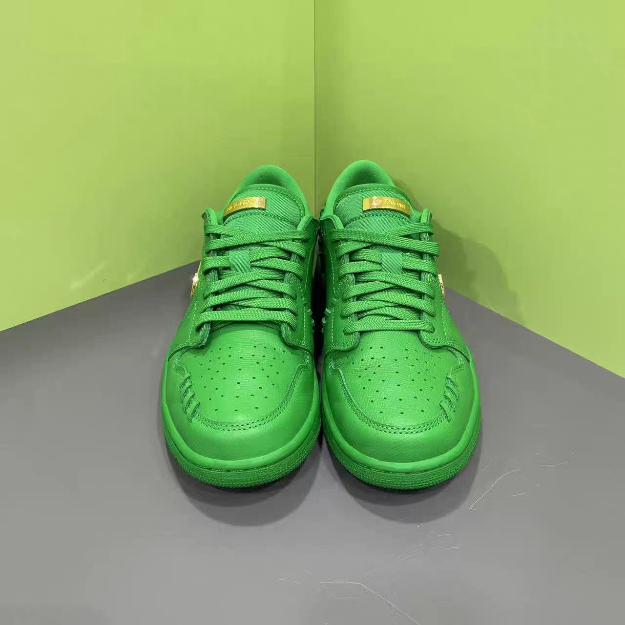 Jordan Brand Air Jordan 1 Low Green Gold Swoosh Low-Top Sneakers K15 Size US 9.5 / EU 42-43 - 4 Thumbnail
