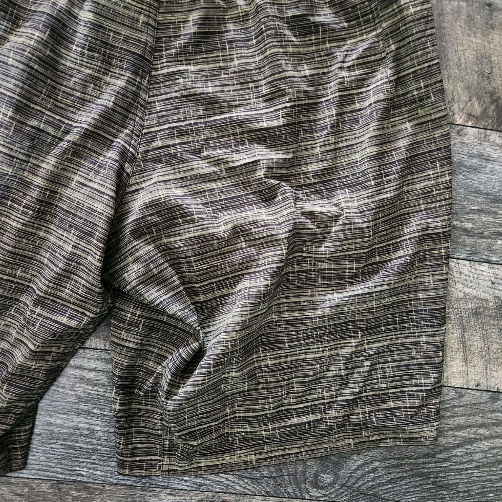 Lululemon Lululemon Mens XL Green Black T.H.E. Short Linerless Shorts Athletic 9" Inseam Size US 36 / EU 52 - 7 Thumbnail