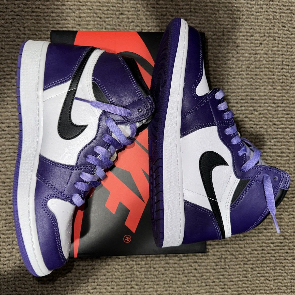 Jordan Brand × Nike Jordan 1 Retro High Court Purple White (GS) Size US 7 / EU 40 - 2 Thumbnail