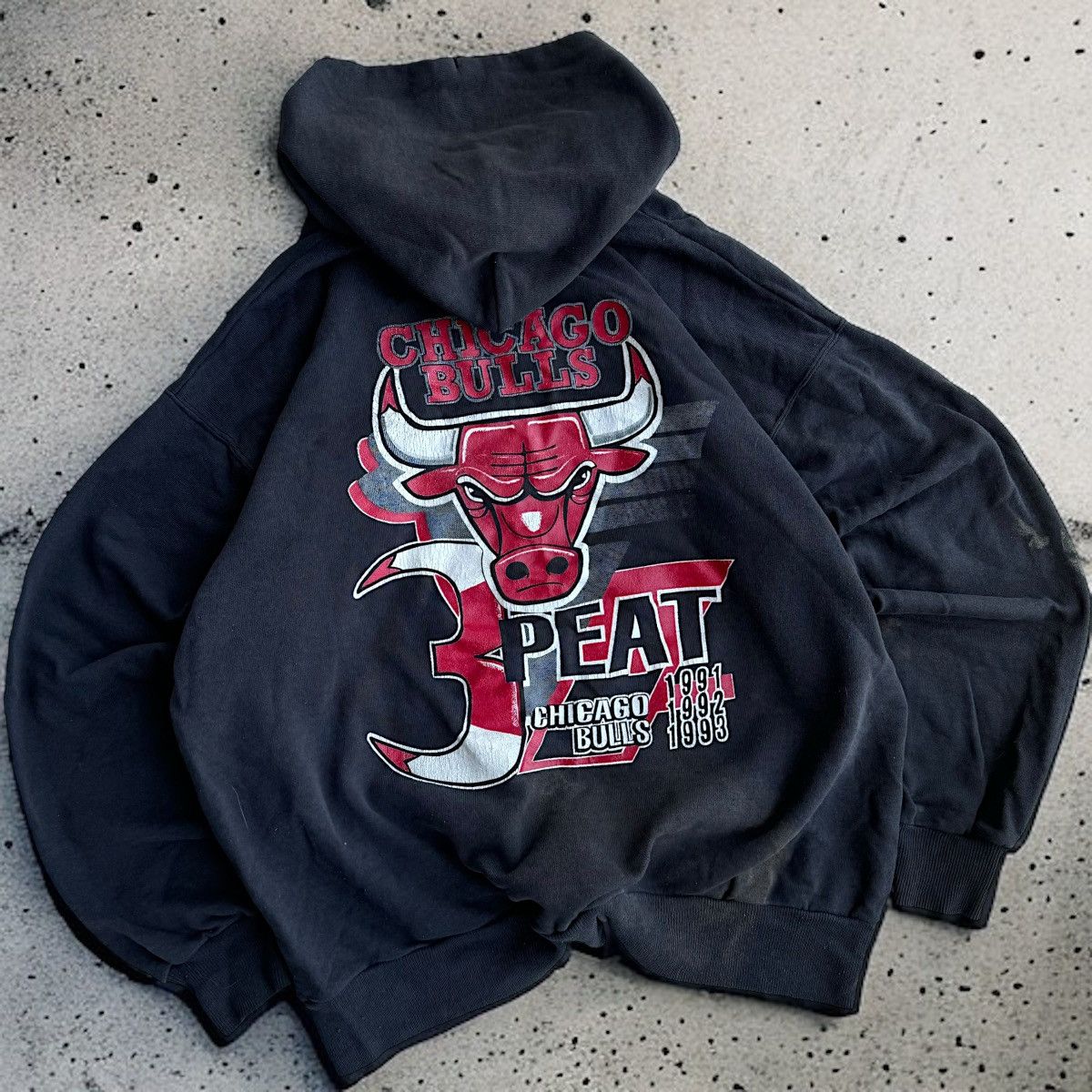 NBA × Vintage 1993 INSANE CHICAGO BULLS THREE PEAT GRAPHIC HOODIE VINTAGE Size US M / EU 48-50 / 2 - 2 Thumbnail