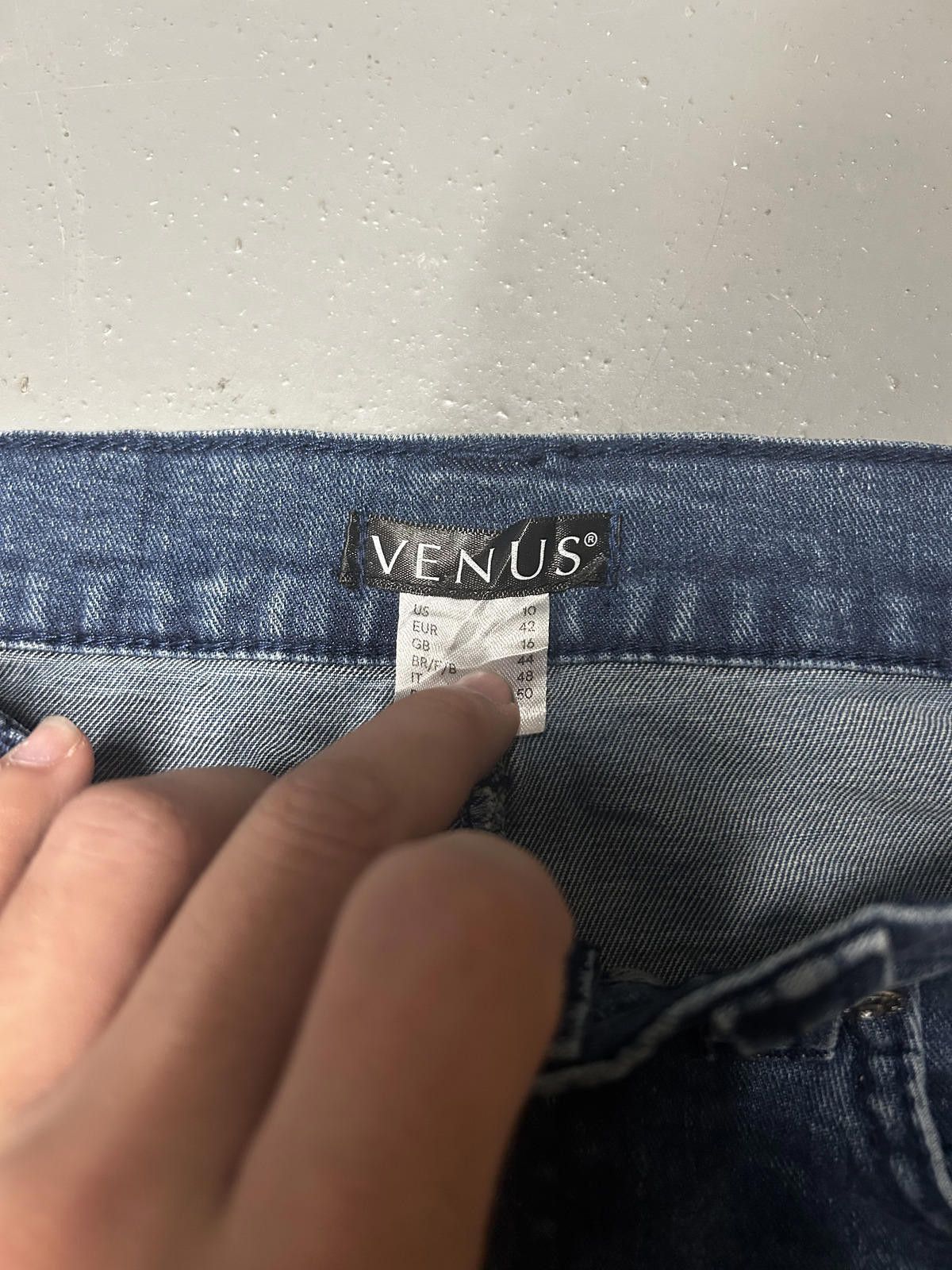 Venus Stylish Venus Denim Shorts - Casual Summer Wear Size 34" / US 12 / IT 48 - 2 Thumbnail