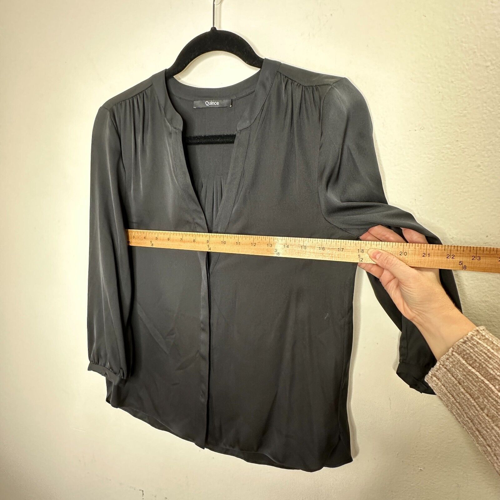 Quince Quince Washable Silk VNeck Button 3/4 Sleeve Pleated Back XS Size XS / US 0-2 / IT 36-38 - 15 Thumbnail