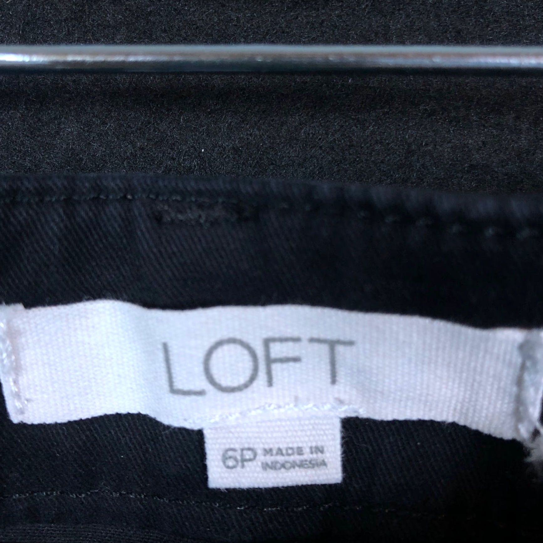 Ann Taylor Loft Jeans Black Petite Button Fly Raw Hems Cotton Blend Stretch 6P Women's Denim Capri 5-Pocket 31 in Waisted Regular Mid Rise Size 28" / US 6 / IT 42 - 4 Thumbnail