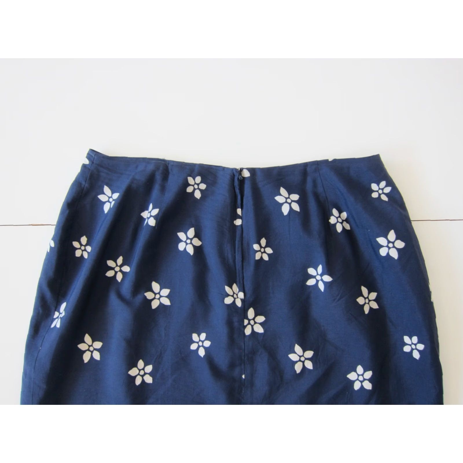 Vintage Amanda Smith 100% Silk Navy Blue White Floral Zip Wrap Skirt Women Size 14 Size 36" / US 14 / IT 50 - 5 Thumbnail