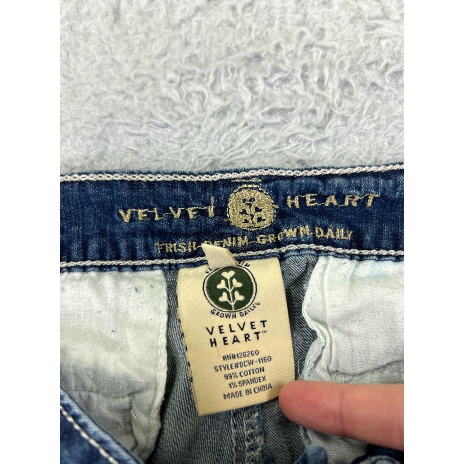 Velvet Velvet Heart Jeans Women's 6 Blue Denim Straight Leg Low Rise 26x24 Cotton 5-Pocket Heart Womens Size 28" / US 6 / IT 42 - 7 Thumbnail