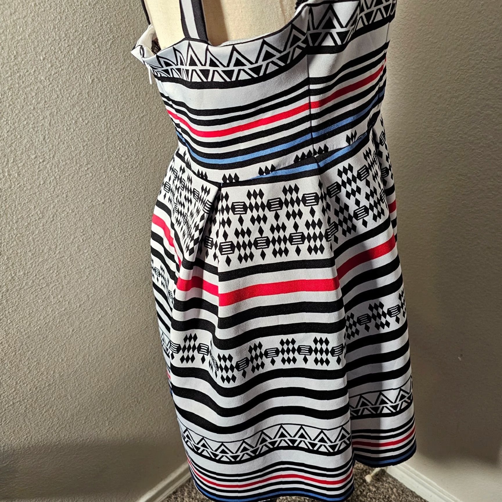 Guess GUESS Women's Short Sheath Dress Sleeveless V Neck Size 12 Aztec Print Stripe Dress Color White Summer Size 34" / US 12 / IT 48 - 7 Thumbnail