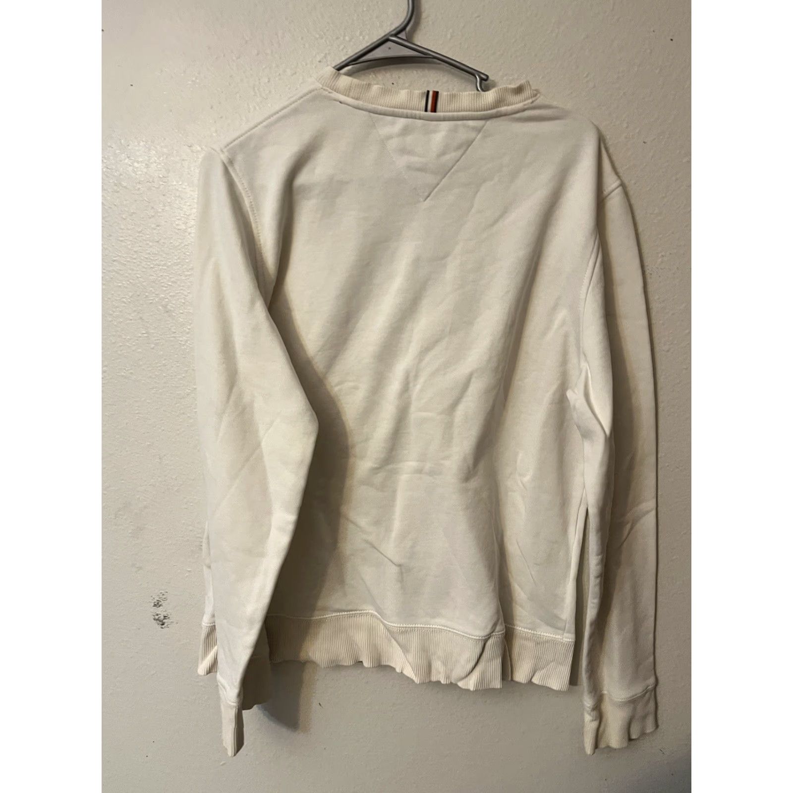 Tommy Hilfiger Tommy Hilfiger Sweater White W/ Logo Sweatshirt Unisex Adults Size Medium EUC Size US M / EU 48-50 / 2 - 3 Thumbnail