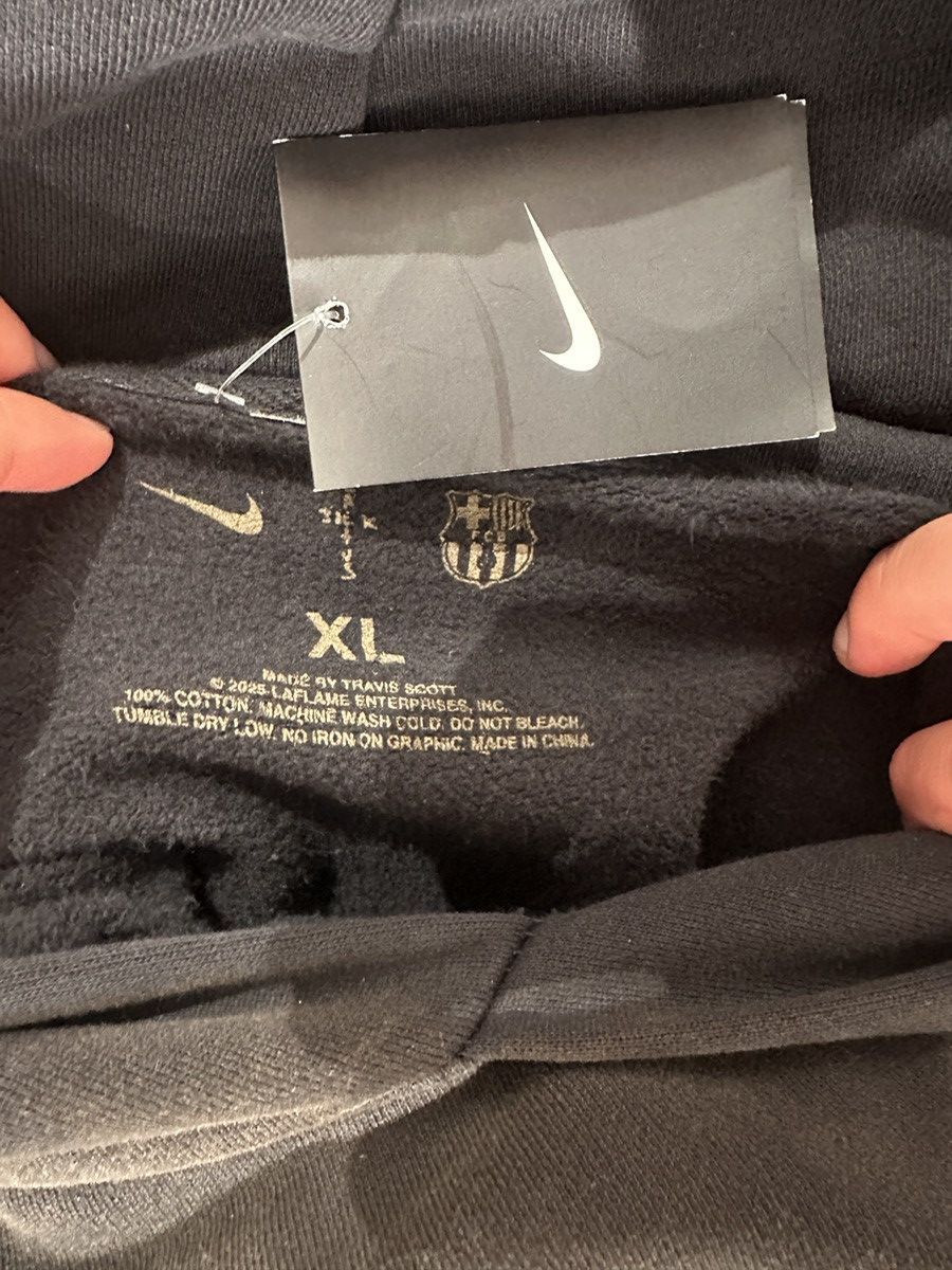 Travis Scott Travis Scott x Nike x FC Barcelona Spray Logo Hoodie Size US XL / EU 56 / 4 - 3 Thumbnail