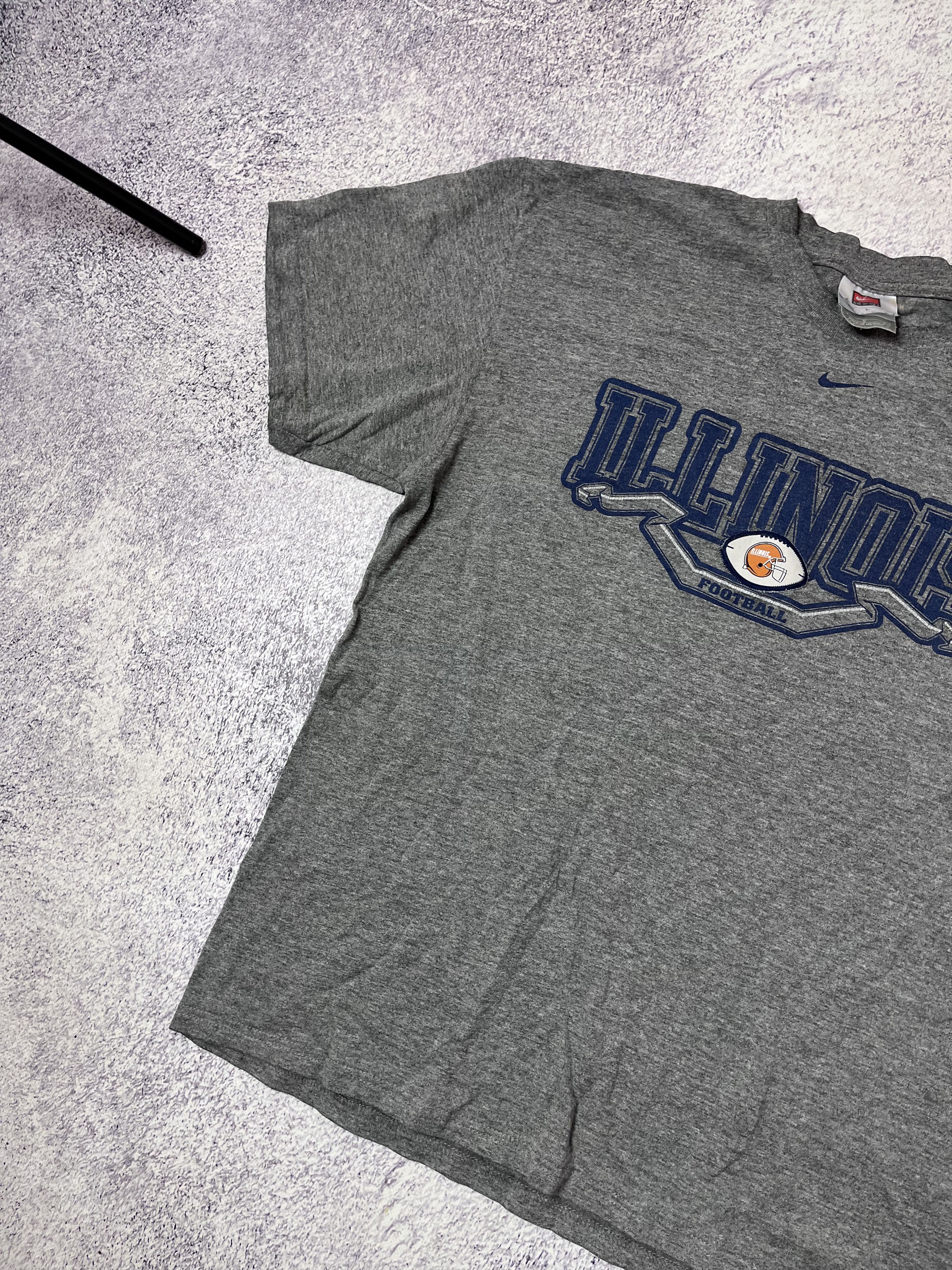 Nike × Vintage Vintage men’s T-shirt Nike Team sport ILLINOIS FOOTBALL Size US XL / EU 56 / 4 - 4 Thumbnail