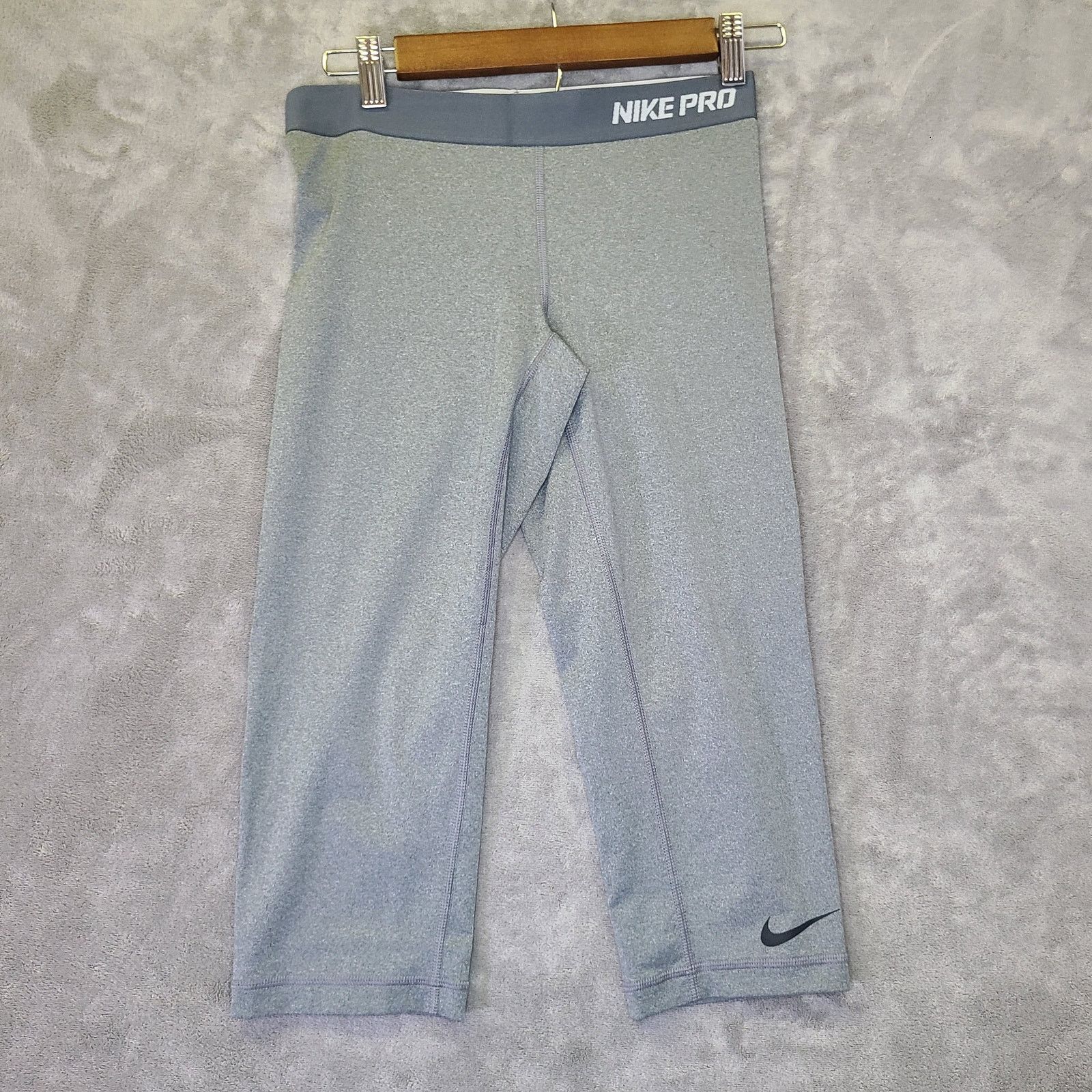 Nike Nike Pro Grey Capris S Women - 26"W 18"L Size 26" / US 2 / IT 38 - 1 Thumbnail