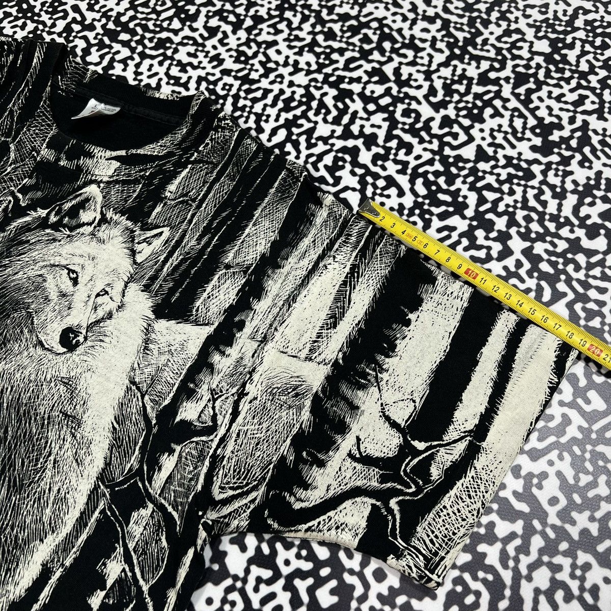 Vintage Vintage 1992 Wolf Harlequin Over Print T-shirt Faded Style Size US L / EU 52-54 / 3 - 11 Thumbnail