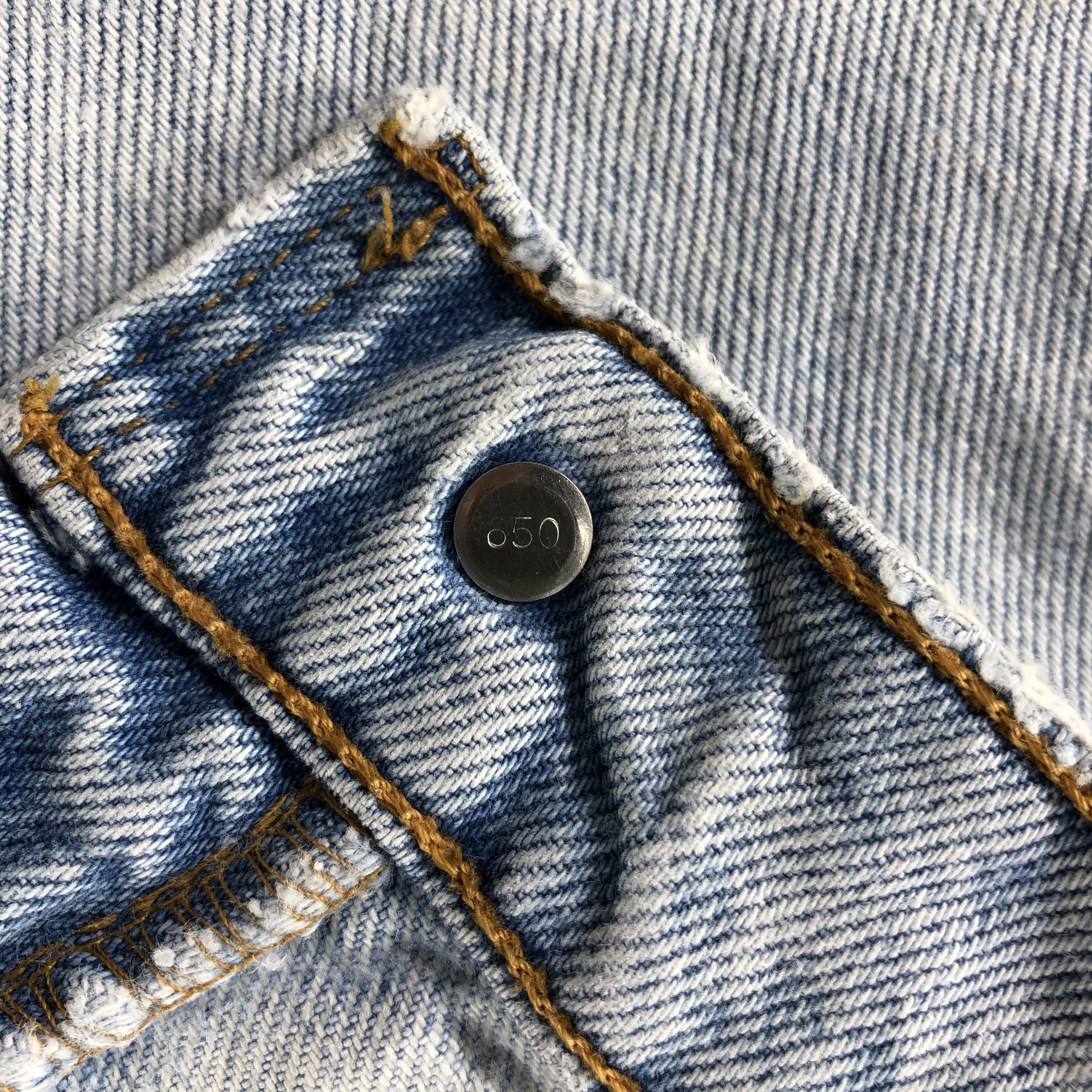 Levi's Vintage 90s Levis 550 Jeans Lightwash Denim KJ1376 Size US 35 - 12 Thumbnail