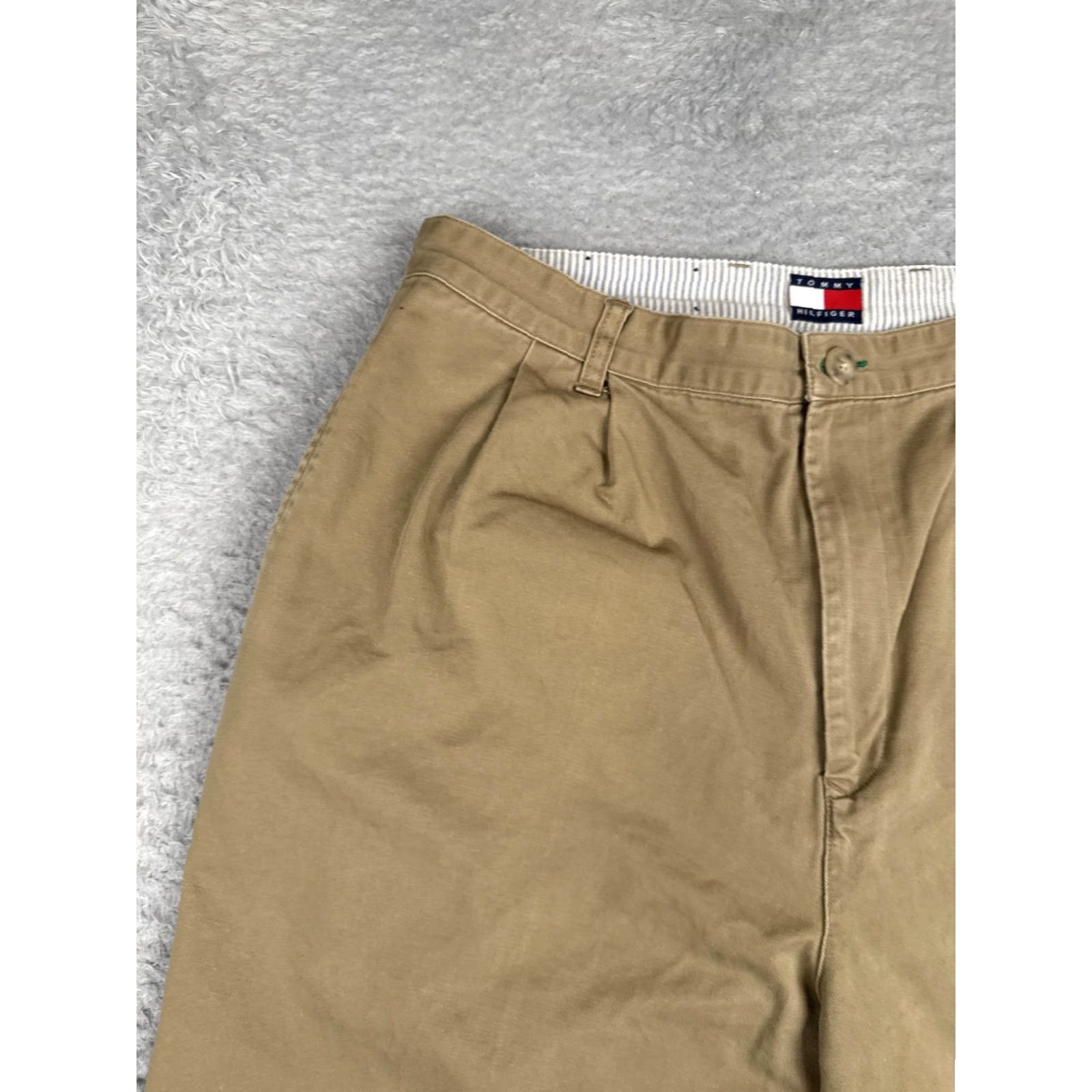 Tommy Hilfiger Tommy Hilfiger Shorts Mens 36 Beige Chino Pleated 8 Inseam Casual Summer Size US 36 / EU 52 - 4 Thumbnail