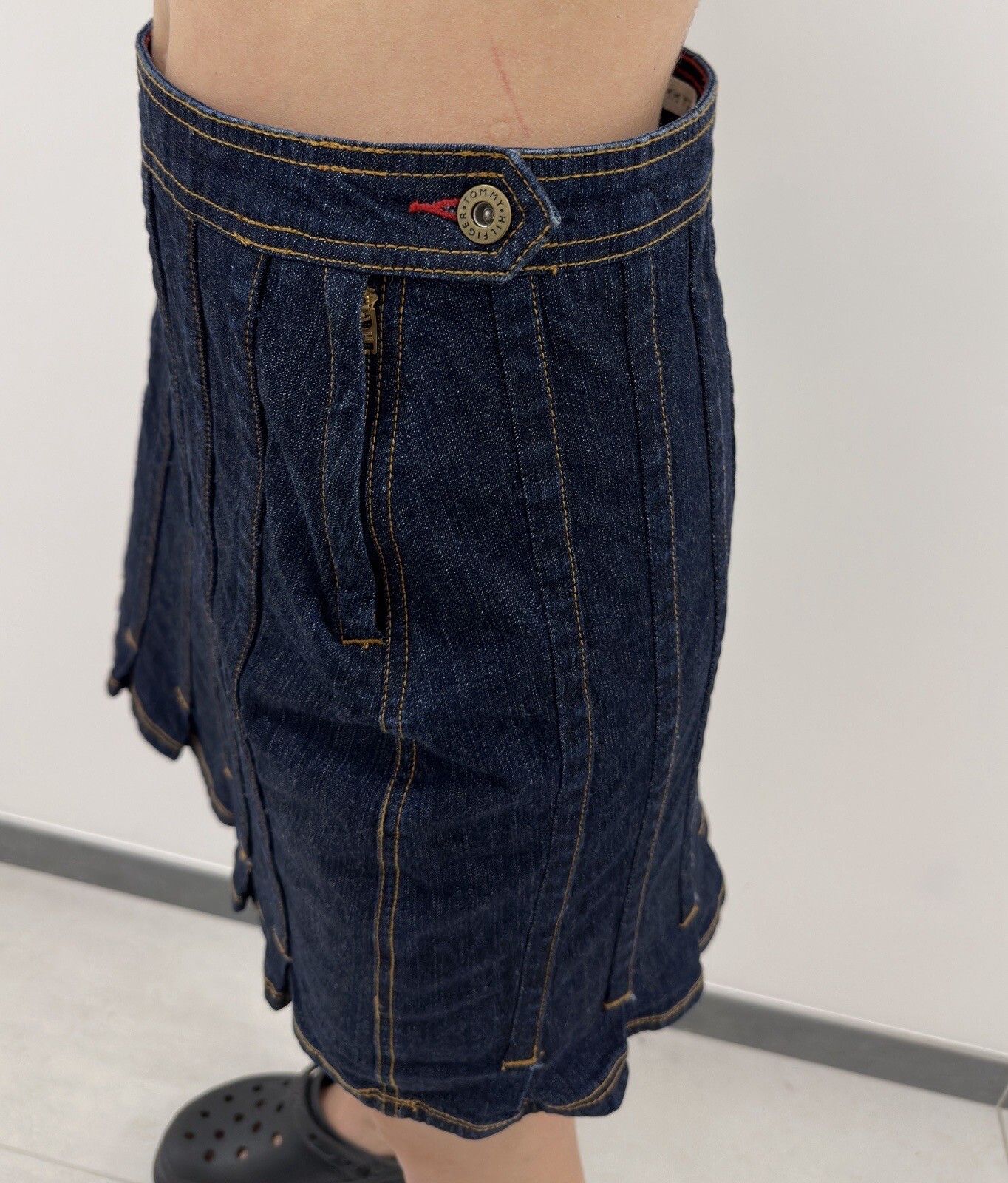 Tommy Hilfiger Vintage Tommy Hilfiger Denim Skirt Pleated Y2K 2000’s Size 2 Size 27" / US 4 / IT 40 - 6 Thumbnail