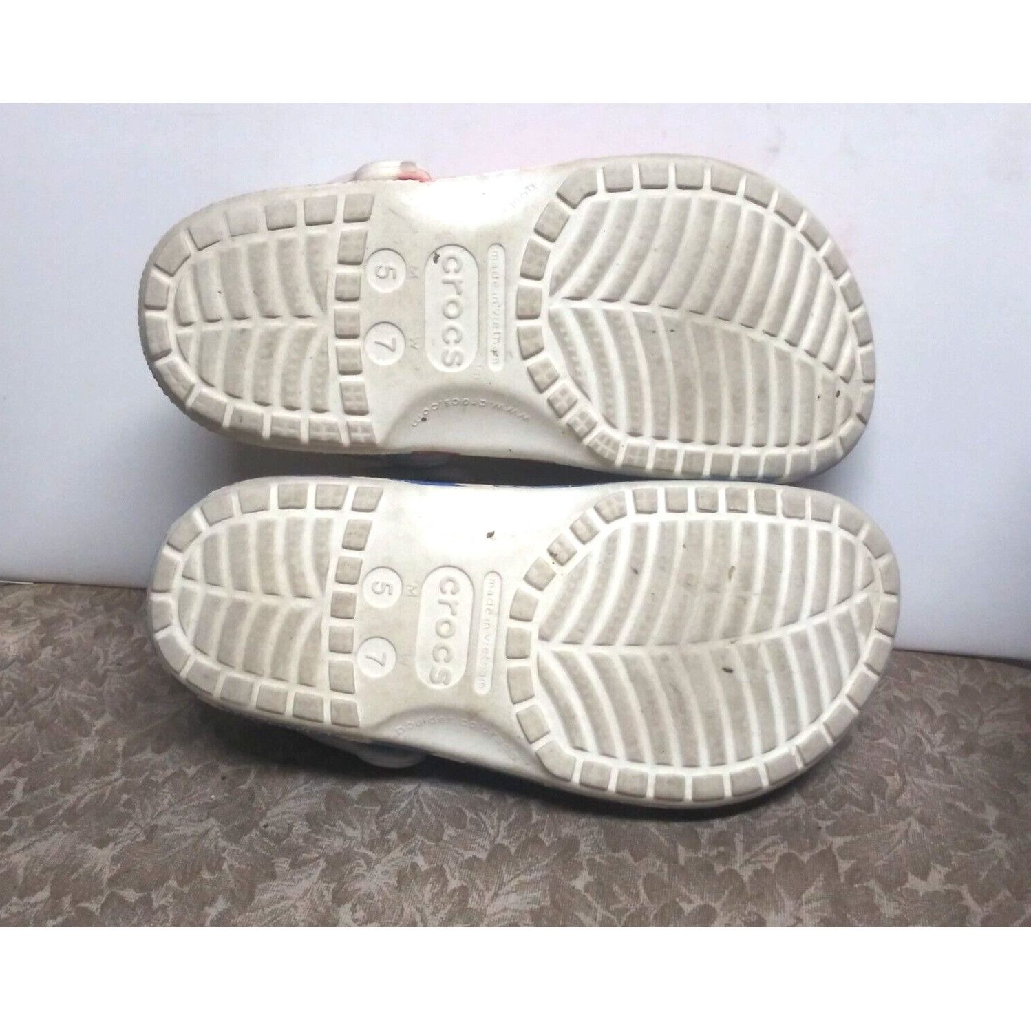 Crocs Crocs American Flag Clogs Mens 5/womens 7 preowned red white Size US 7 / IT 37 - 7 Thumbnail