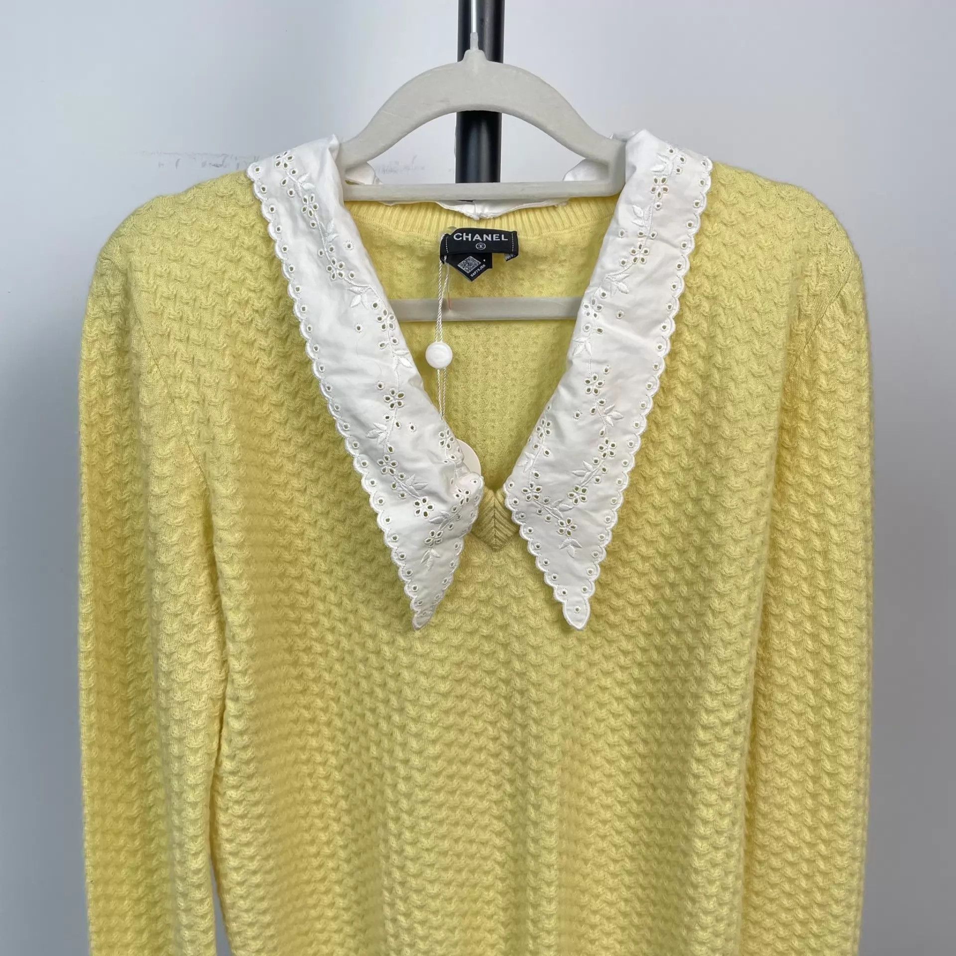 Chanel Chanel 24A Lemon-White Lace Trim V-Neck Cashmere Top 34 Size XS / US 0-2 / IT 36-38 - 3 Thumbnail
