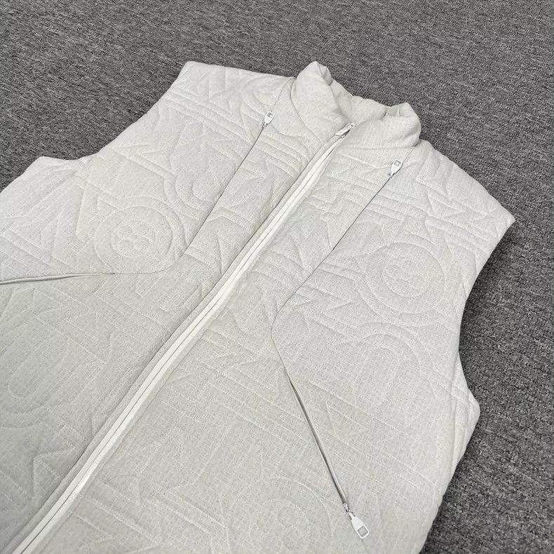 Louis Vuitton Louis Vuitton Embossed logo white down embossed vest 2505-N Size US S / EU 44-46 / 1 - 3 Thumbnail