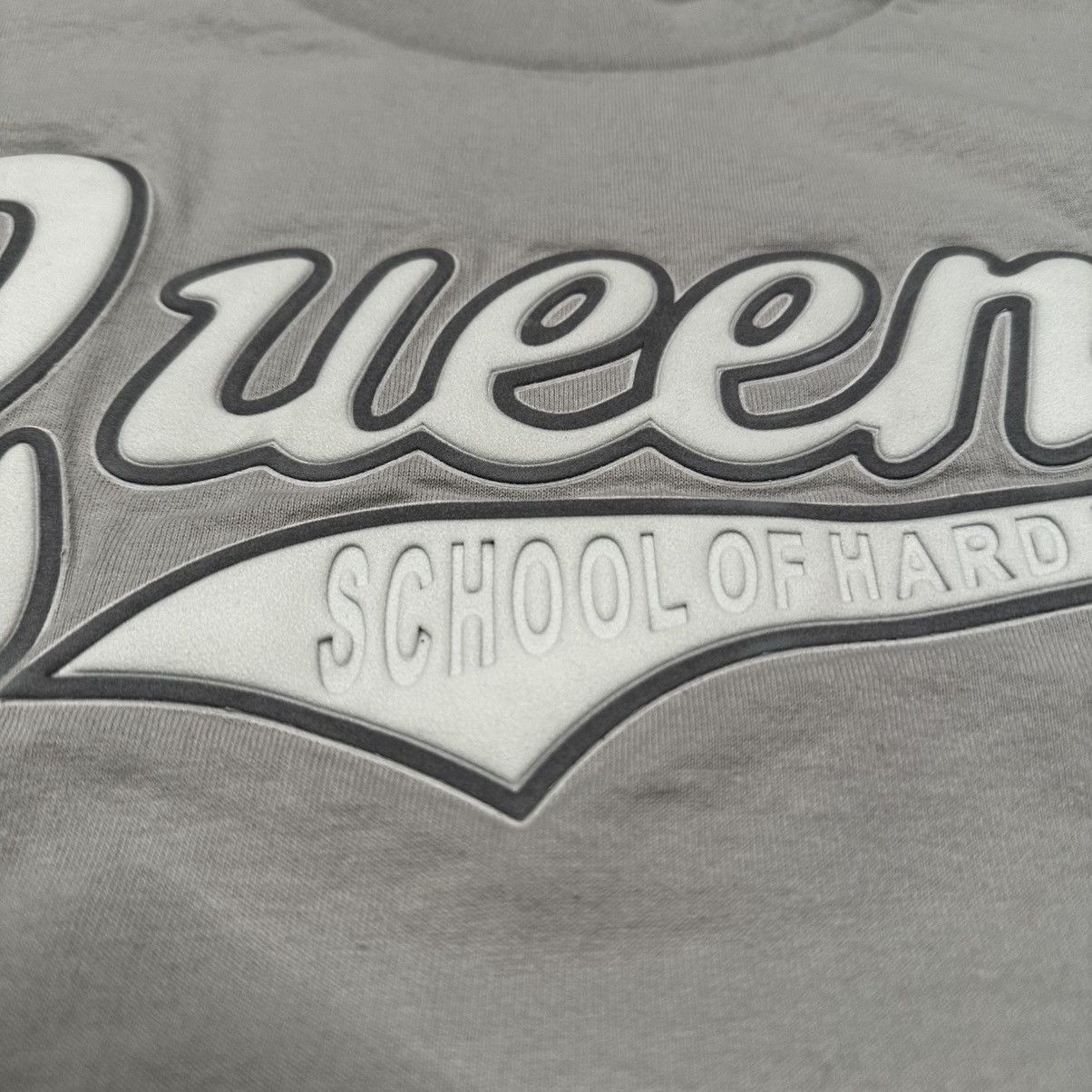 Vintage Vintage Y2K School Of Hard Knocks Queens 7 Von’s T Shirt Size US L / EU 52-54 / 3 - 3 Thumbnail