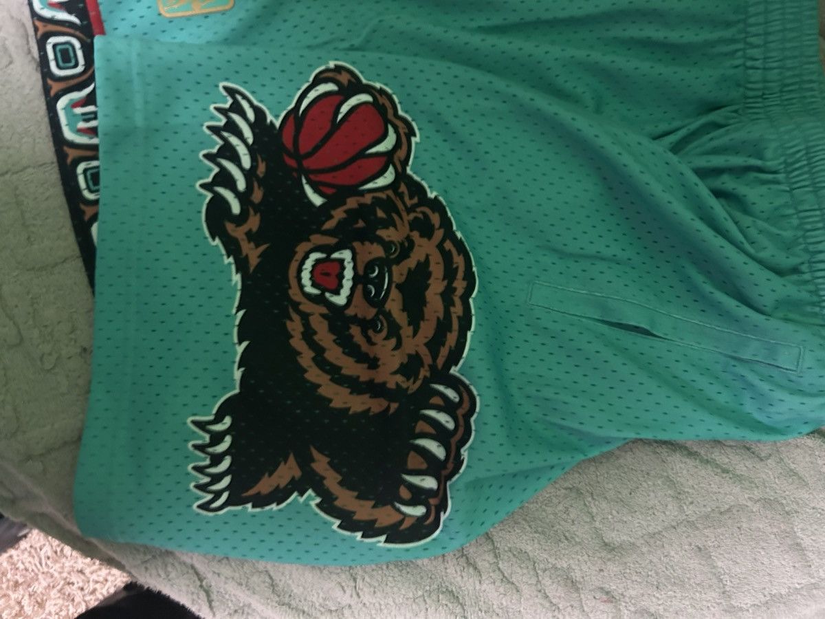 Mitchell & Ness × NBA NBA Road Swingman Memphis Grizzlies 96-97 Shorts Size US 27 - 4 Thumbnail