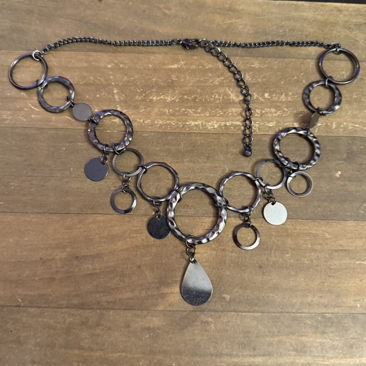 Other Gunmetal open hammered links and disc dangles necklace Size ONE SIZE - 2 Thumbnail