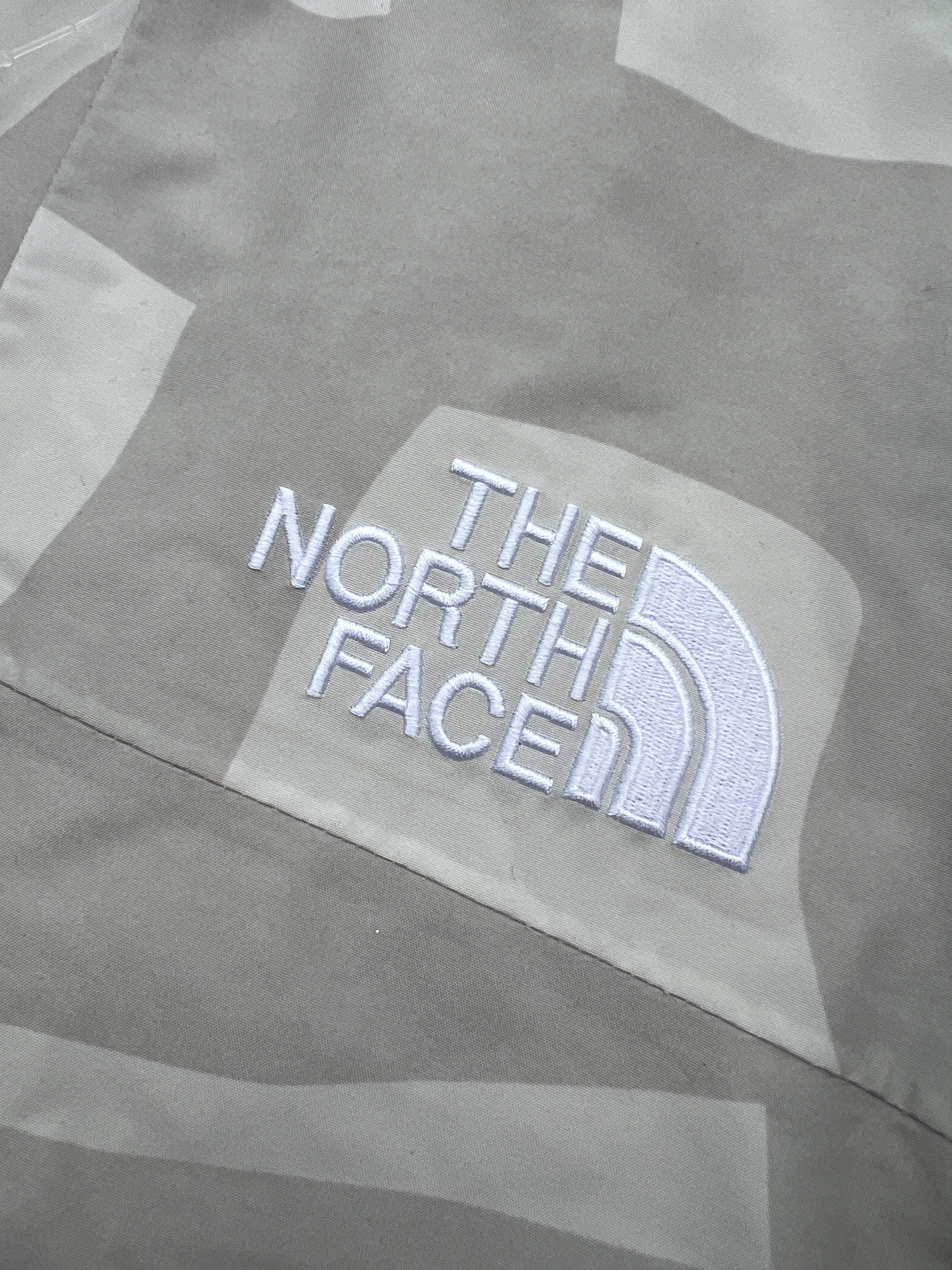 Kaws × The North Face KAWS x The North Face Mountain Jacket Size US L / EU 52-54 / 3 - 10 Thumbnail
