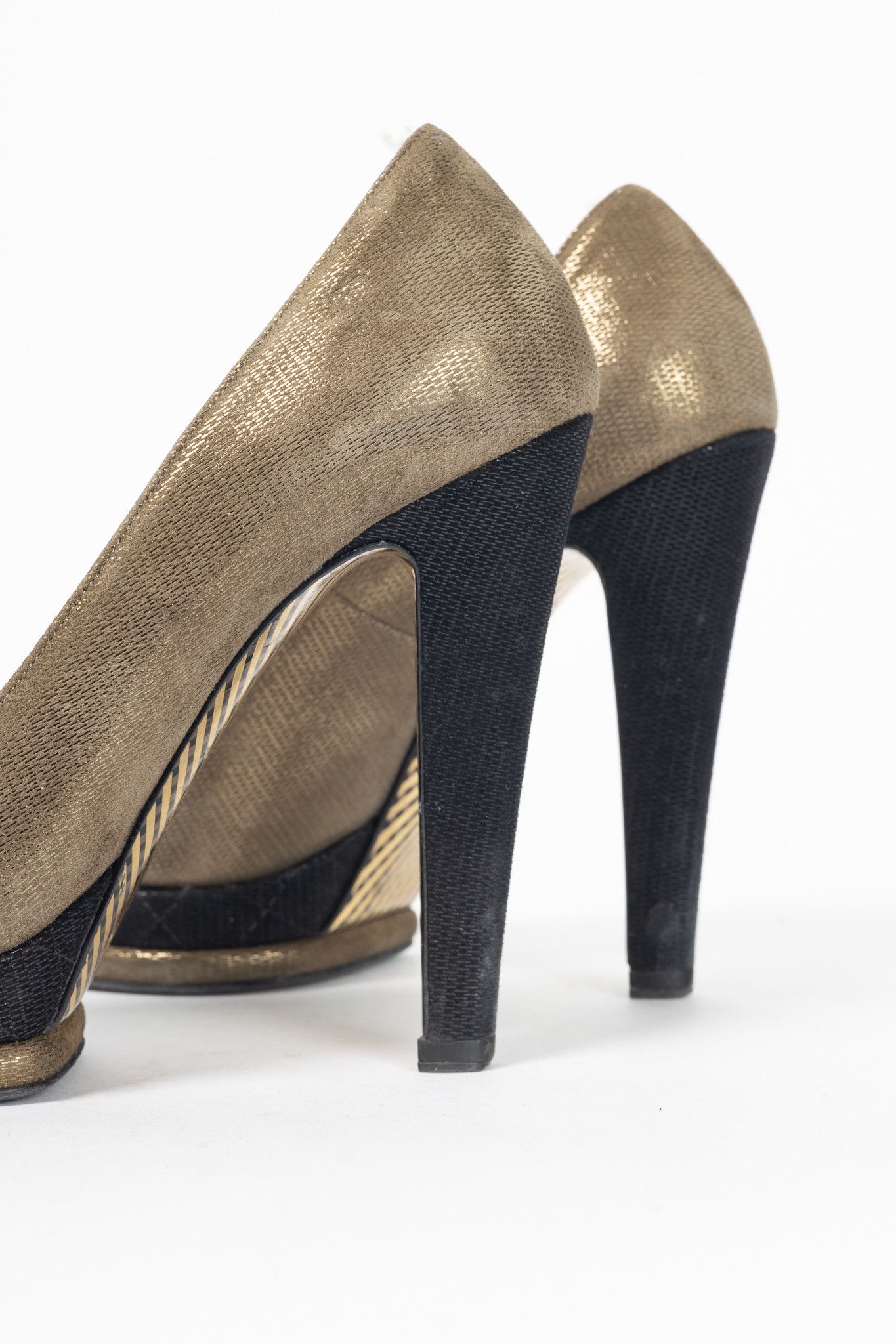 Chanel Chanel 12A Khaki & Noir Suede Cap-Toe Pumps Size US 6.5 / IT 36.5 - 8 Thumbnail