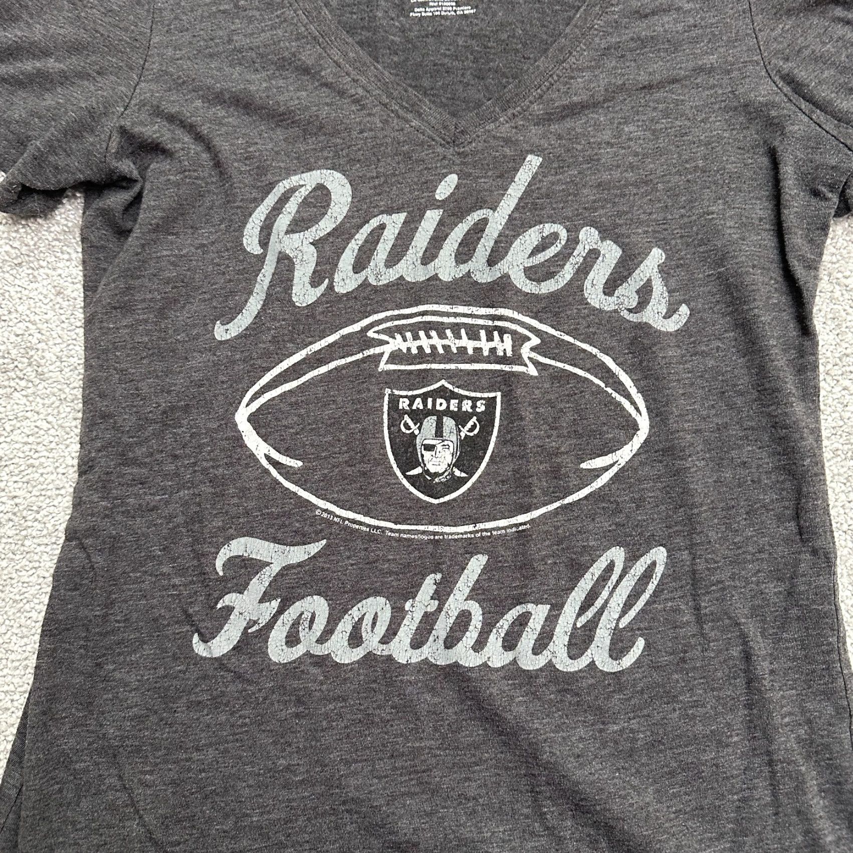 NFL NFL Team Apparel Raiders T-Shirt Womens Small Dark Gray V-Neck Graphic Size S / US 4 / IT 40 - 3 Thumbnail