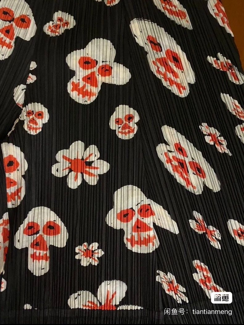 Other Issey Miyake size:5 Red and white printed black shorts Size 31" - 5 Thumbnail