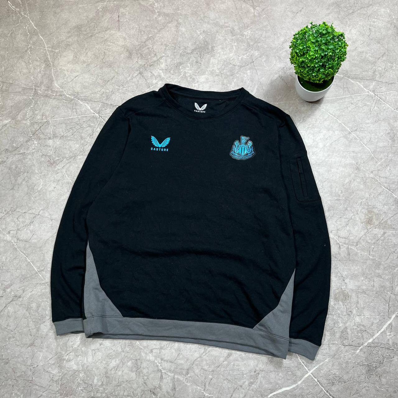 Castore Castore Newcastle United Training Sweatshirt Men Size L Size US L / EU 52-54 / 3 - 10 Thumbnail