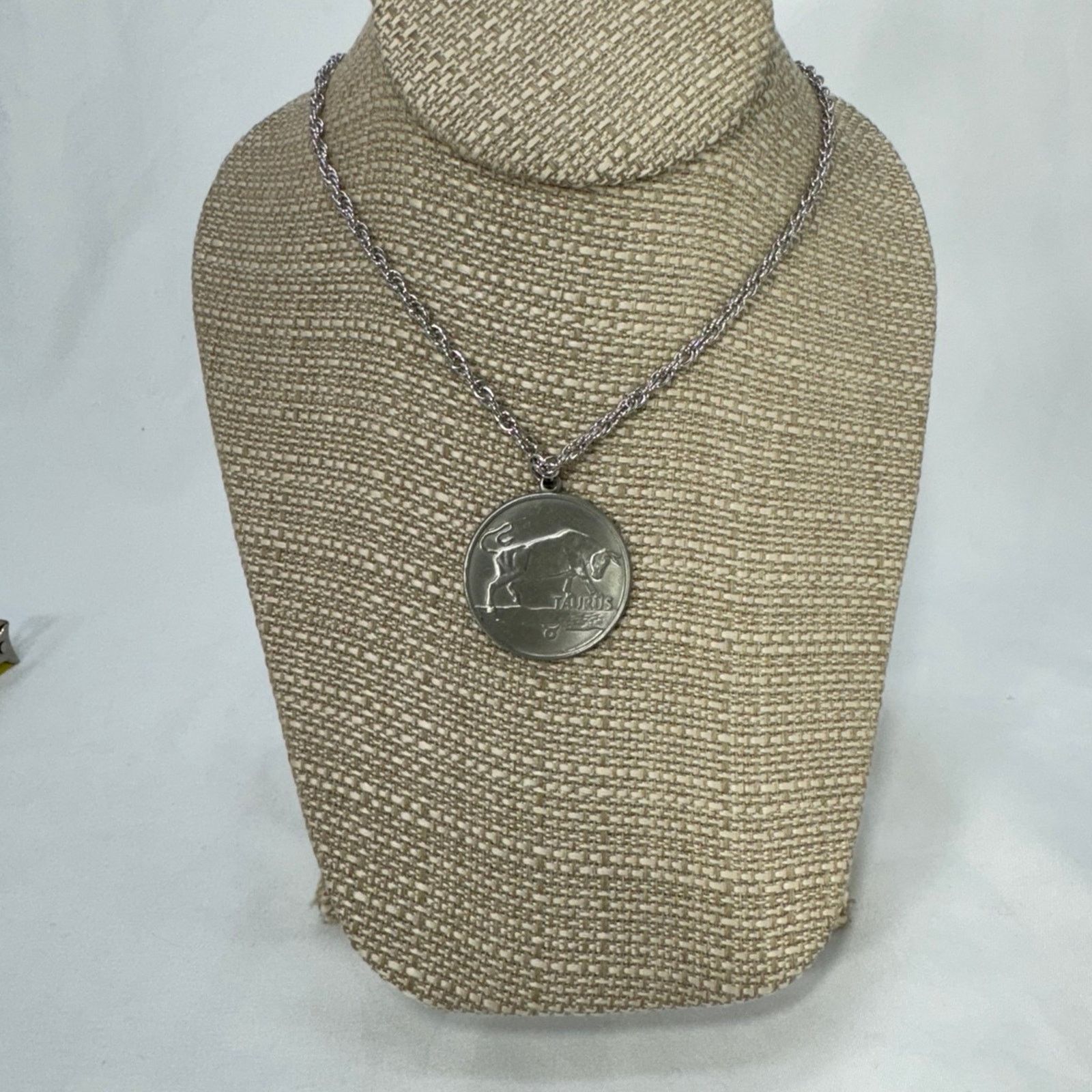 NBDN Nobrandedon VTG silver tone zodiac Taurus pendant Size ONE SIZE - 1 Thumbnail