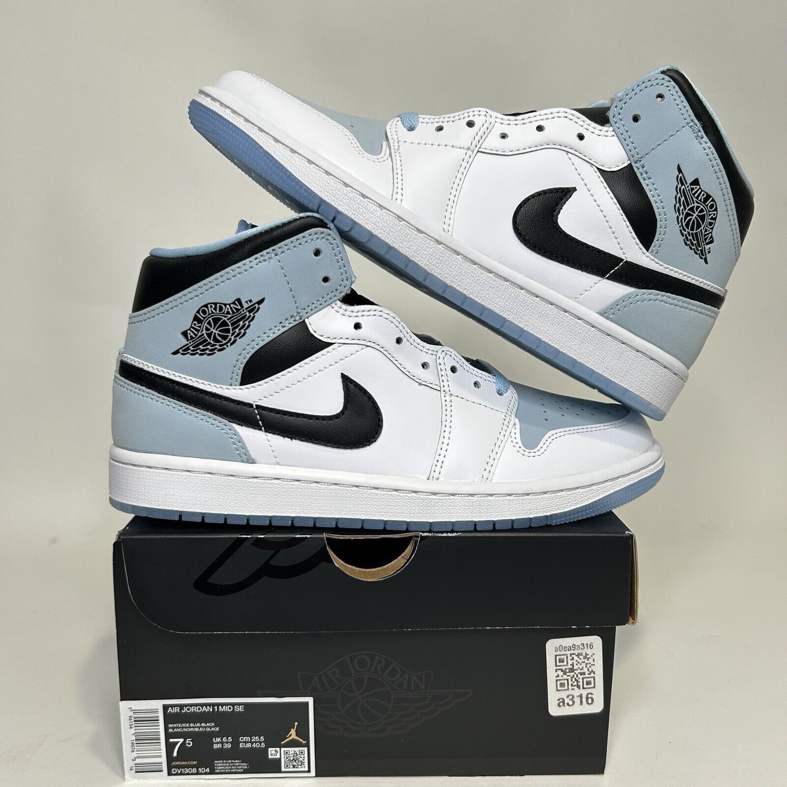 Nike Nike Air Jordan 1 Mid SE “UNC/Ice Blue" 2024 Size US 7.5 / EU 40-41 - 1 Thumbnail