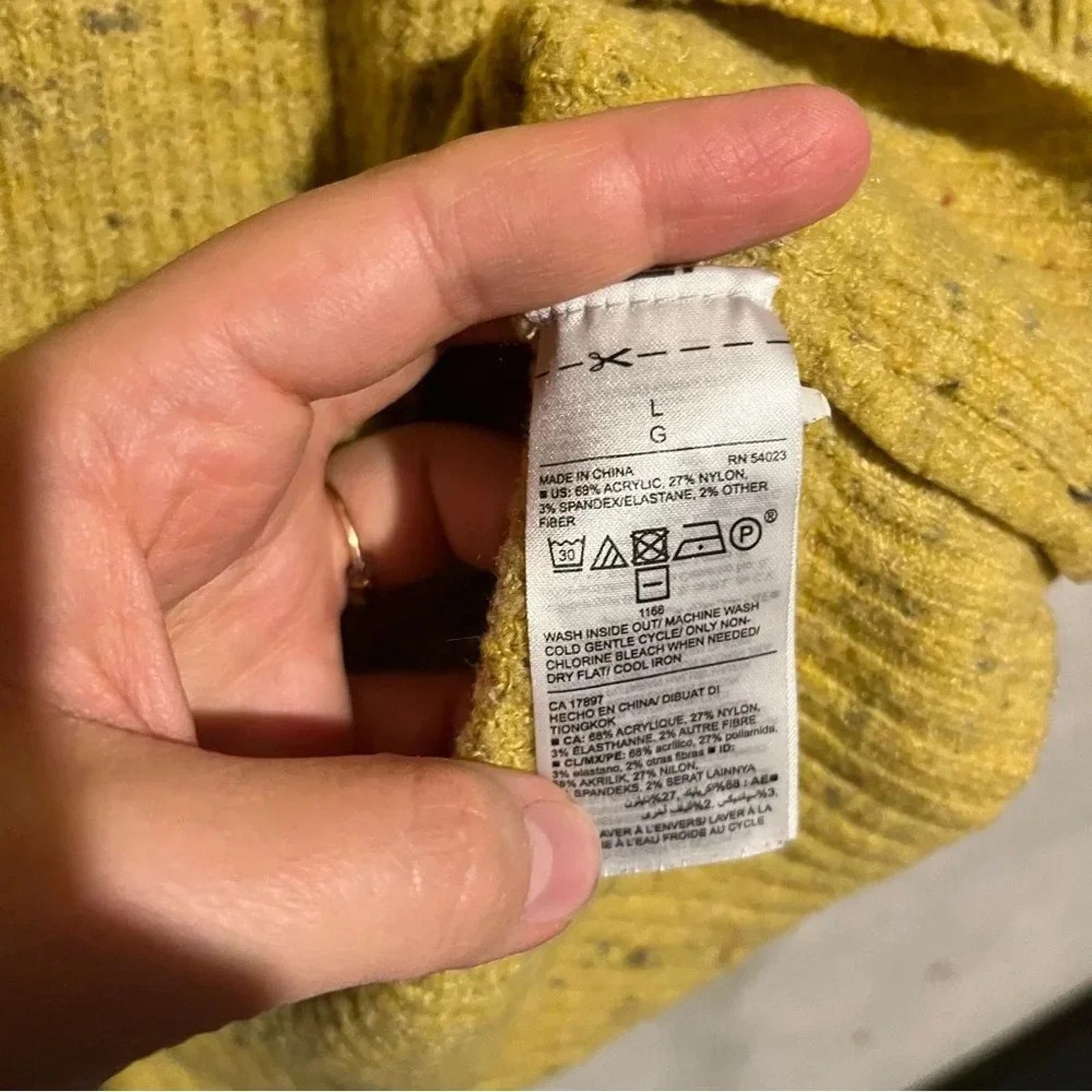 Old Navy Old Navy Sweater Women Size L V Neck Soft Fuzzy Pullover Size L / US 10 / IT 46 - 4 Thumbnail