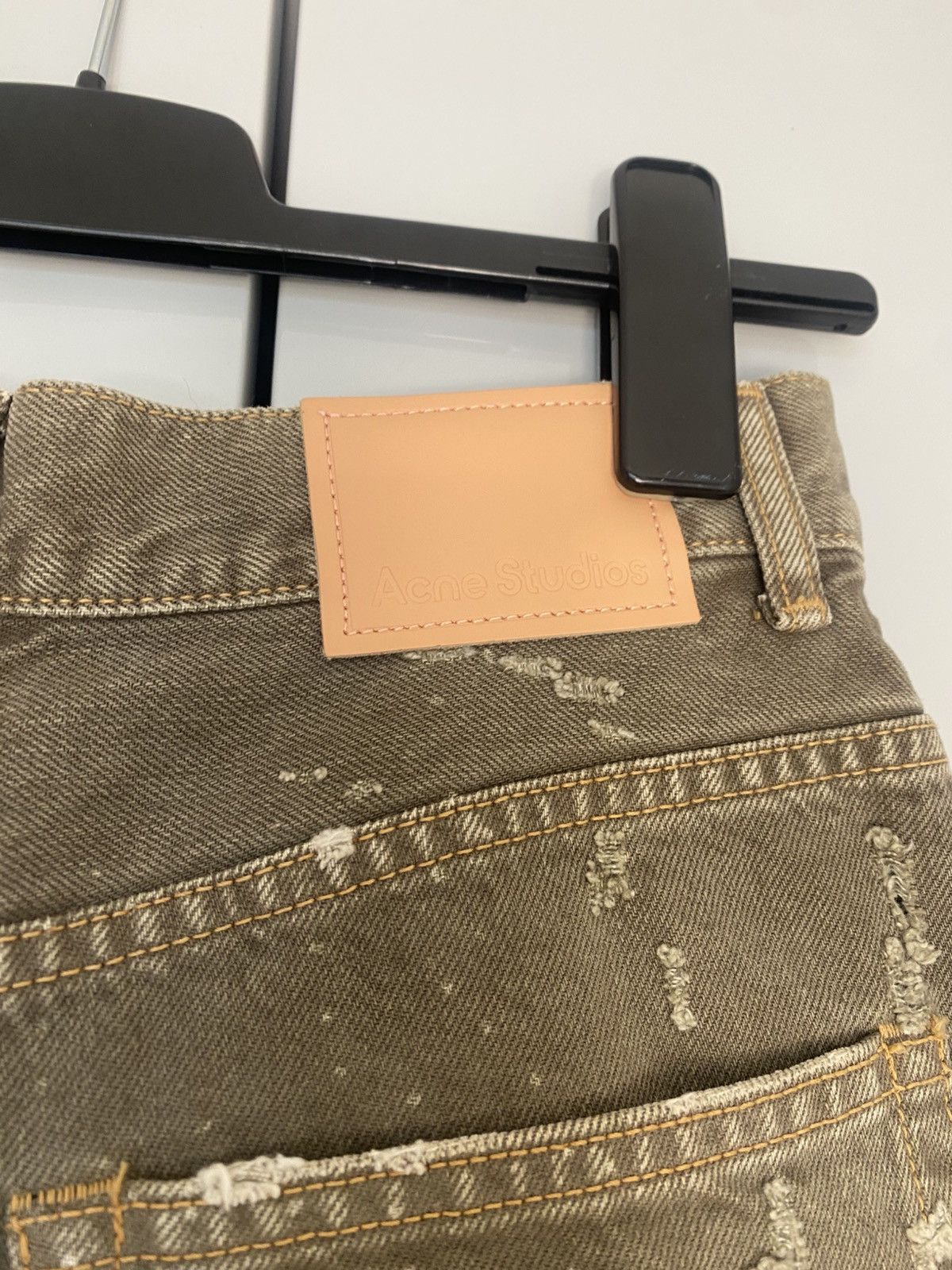 パンツ Acne Studios 2022 Moth Brown Denim Acne Studios 2022 Moth Brown distressed denim pants