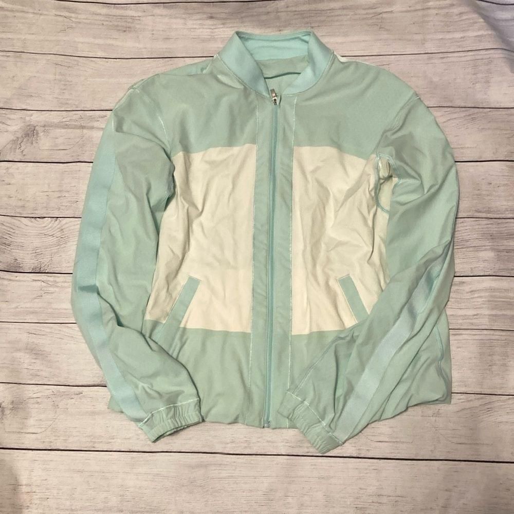 Lululemon Lululemon off the court jacket size 8? Size M / US 6-8 / IT 42-44 - 1 Thumbnail