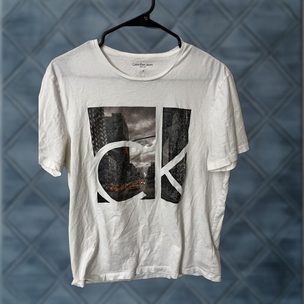 Vintage Calvin Klein Jeans White Graphic Tee Short Sleeve Tee M Women Henley Pocket T-Shirt Size 32" / US 10 / IT 46 - 1 Thumbnail