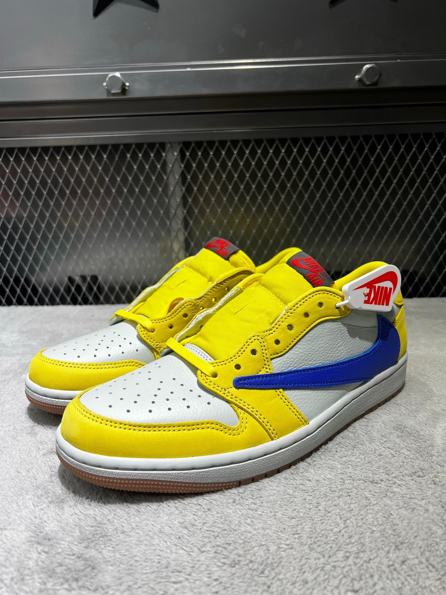 Nike Nike Yellow Lowtop Sneakers 43 Men Size US 10 / EU 43 - 1 Thumbnail