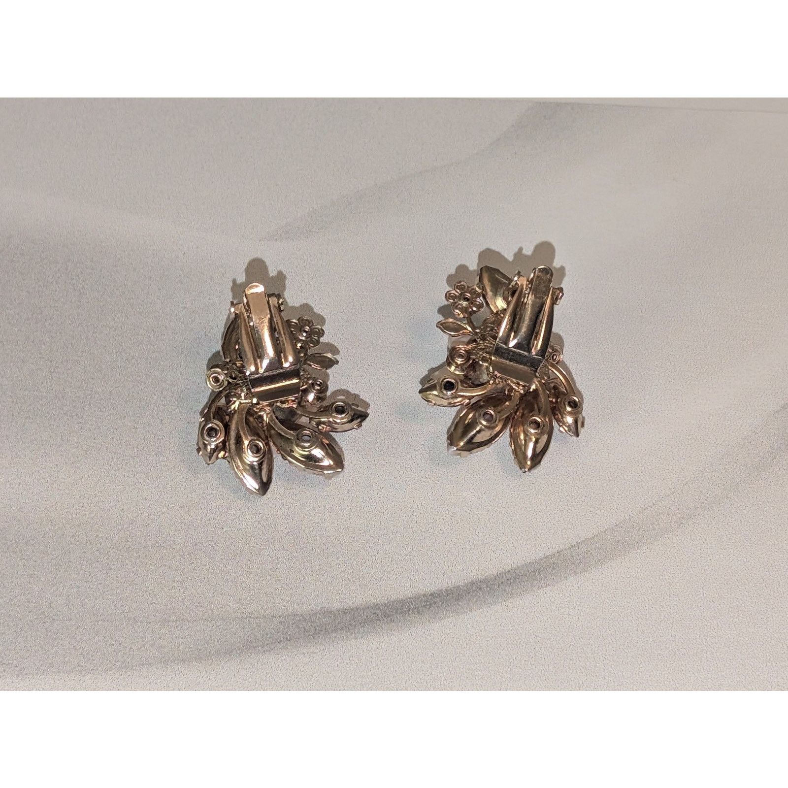 Vintage VTG c1950s Unsigned Beau Jewels Pink Floral Clip-On Earrings Size ONE SIZE - 6 Thumbnail
