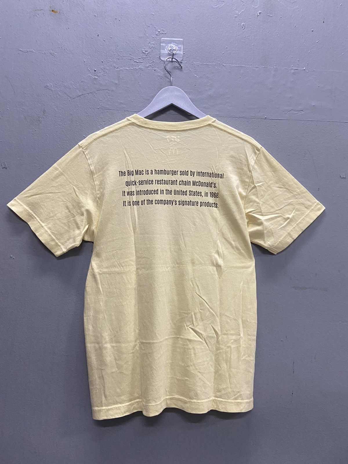 Uniqlo UNIQLO 50th BIG MAC HAMBURGER ANNIVERSARY TEE SHIRT Size US M / EU 48-50 / 2 - 2 Thumbnail