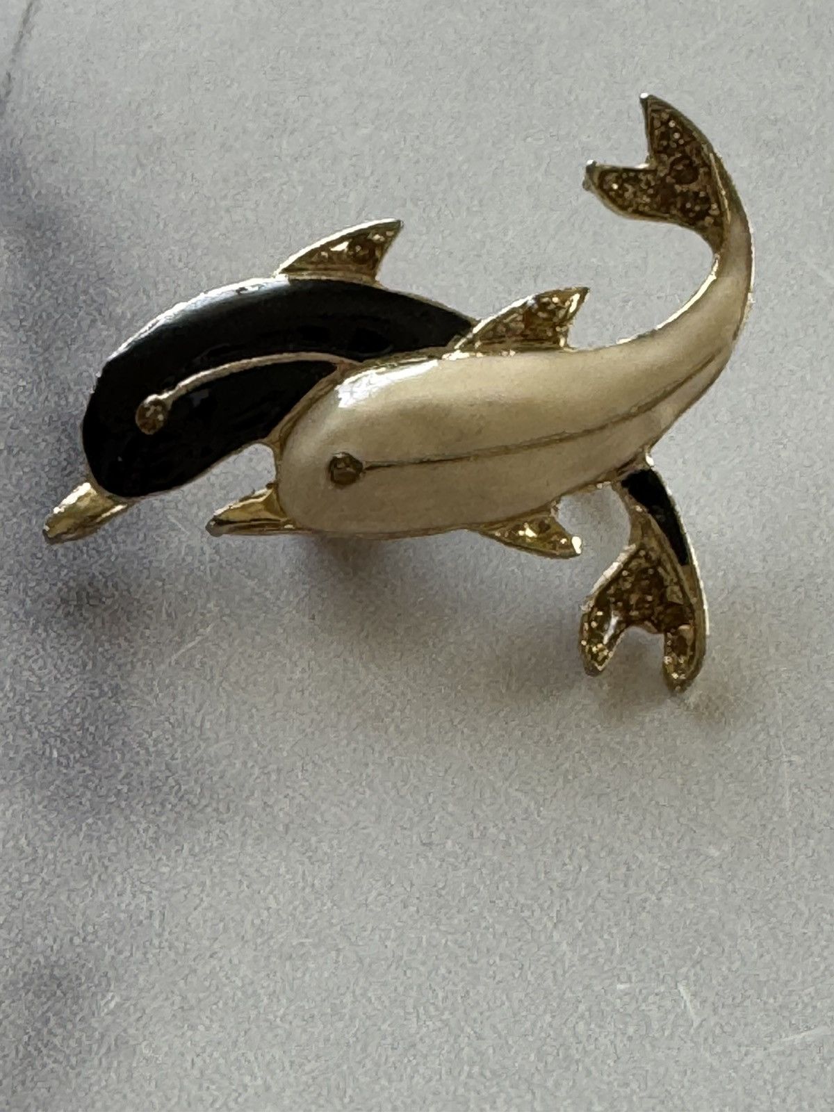 Vintage Vintage 90s pin brooch dolphin twin pair cream black gold Size ONE SIZE - 2 Thumbnail