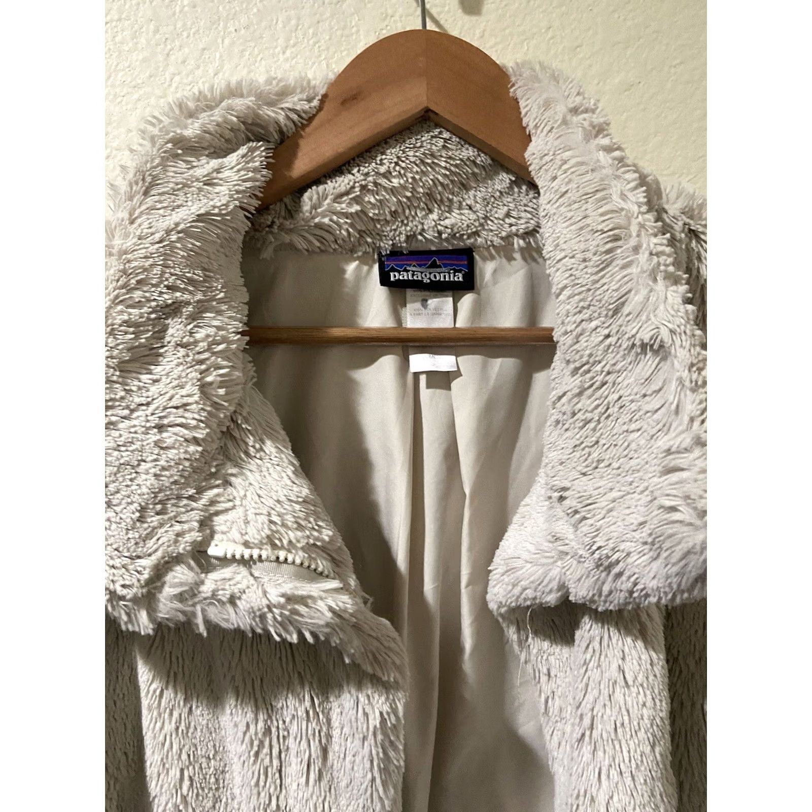 Patagonia Patagonia Jacket Women S White Full Zip Lightweight Packable Zipper Pockets Soft Microfiber Wind-Resistant Solid Long Sleeve Regular Casual Outdoor Size S / US 4 / IT 40 - 3 Thumbnail