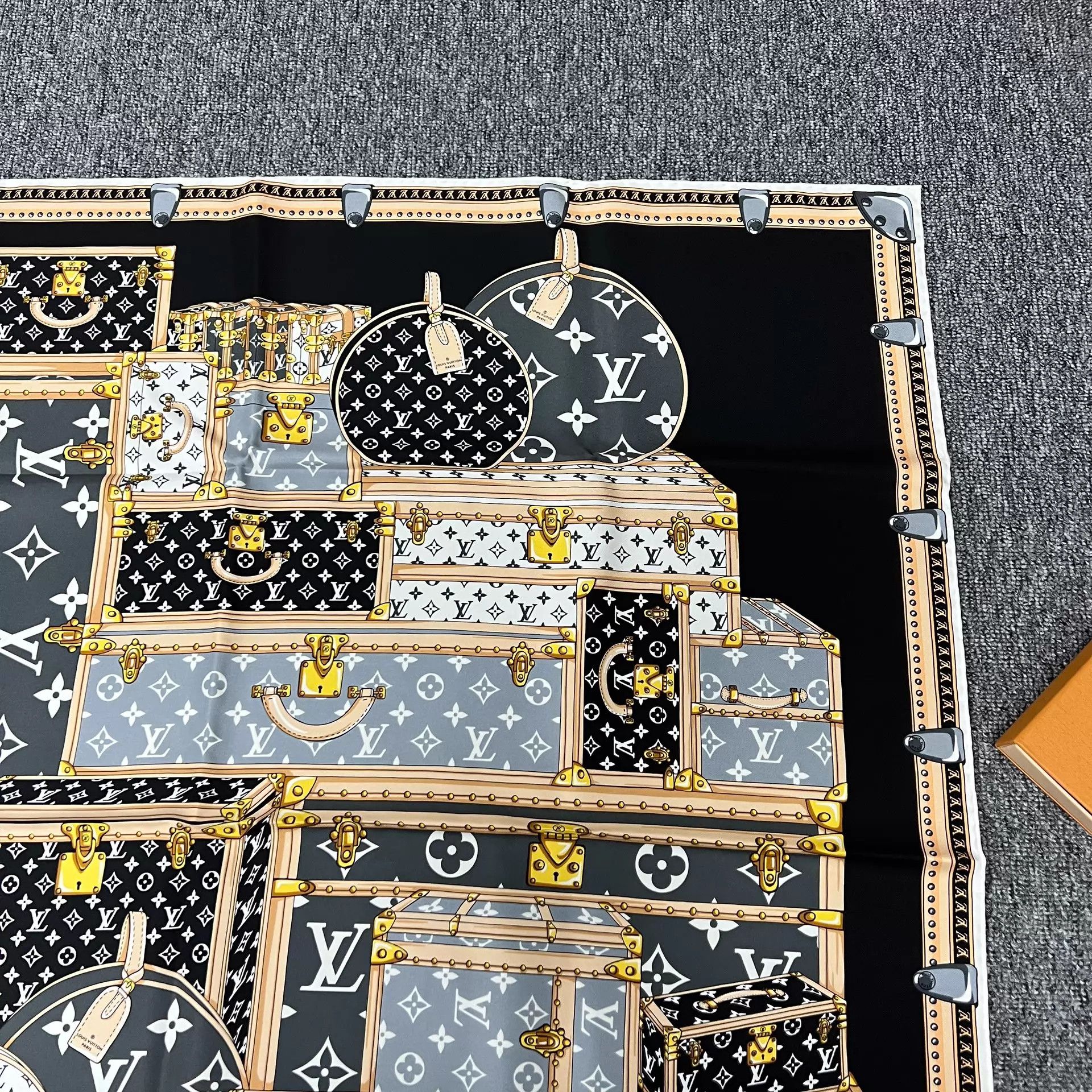 Louis Vuitton LV Xmas Monogram Trunk Silk Scarf 90x90cm Unused Size ONE SIZE - 4 Thumbnail