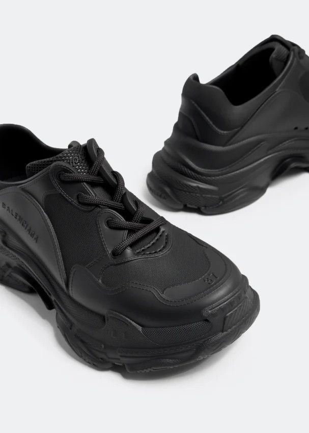 o1s1wg110724 Triple S Sneakers in Black