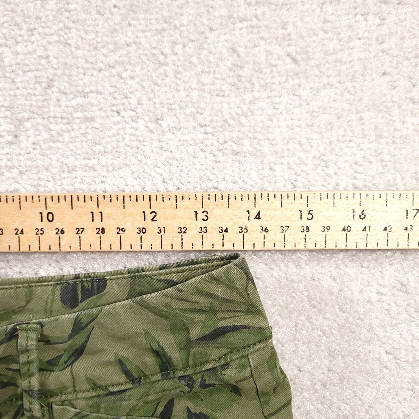 Old Navy Old Navy Shorts Womens Size 0 Green Olive Leaf Print Chino Comfort Fit Stretch Size 25" / US 0 / IT 36 - 4 Thumbnail