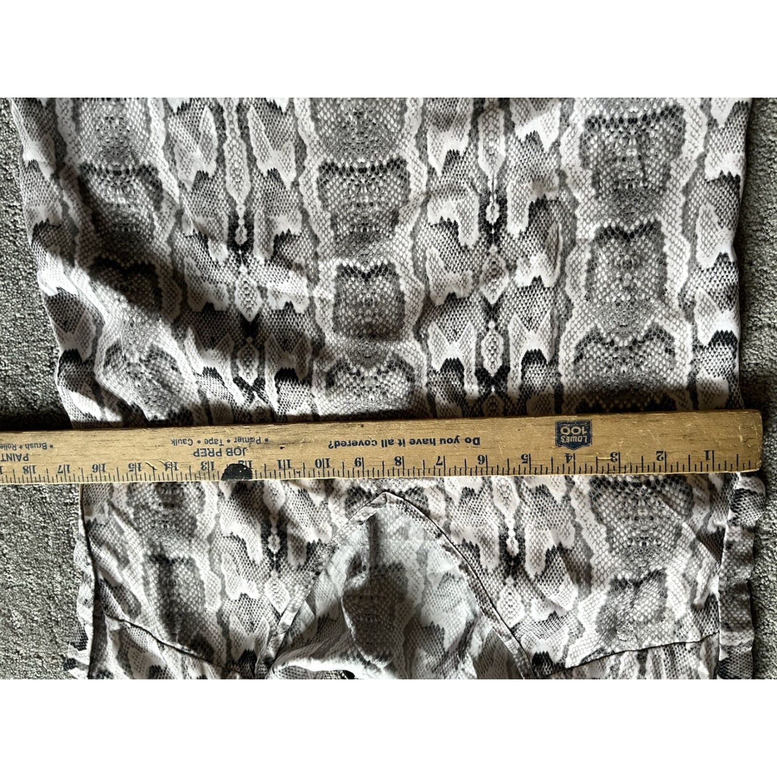 Express Express Women’s Gray Animal Print V-Neck Blouse XS Size Spirit? Size XS / US 0-2 / IT 36-38 - 5 Thumbnail