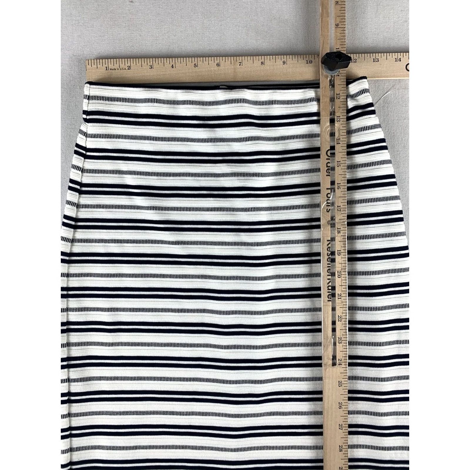 Vintage LOVERS AND FRIENDS PENCIL SKIRT Women Small White Black Striped Rayon Spandex Knee Length Size 28" / US 6 / IT 42 - 3 Thumbnail