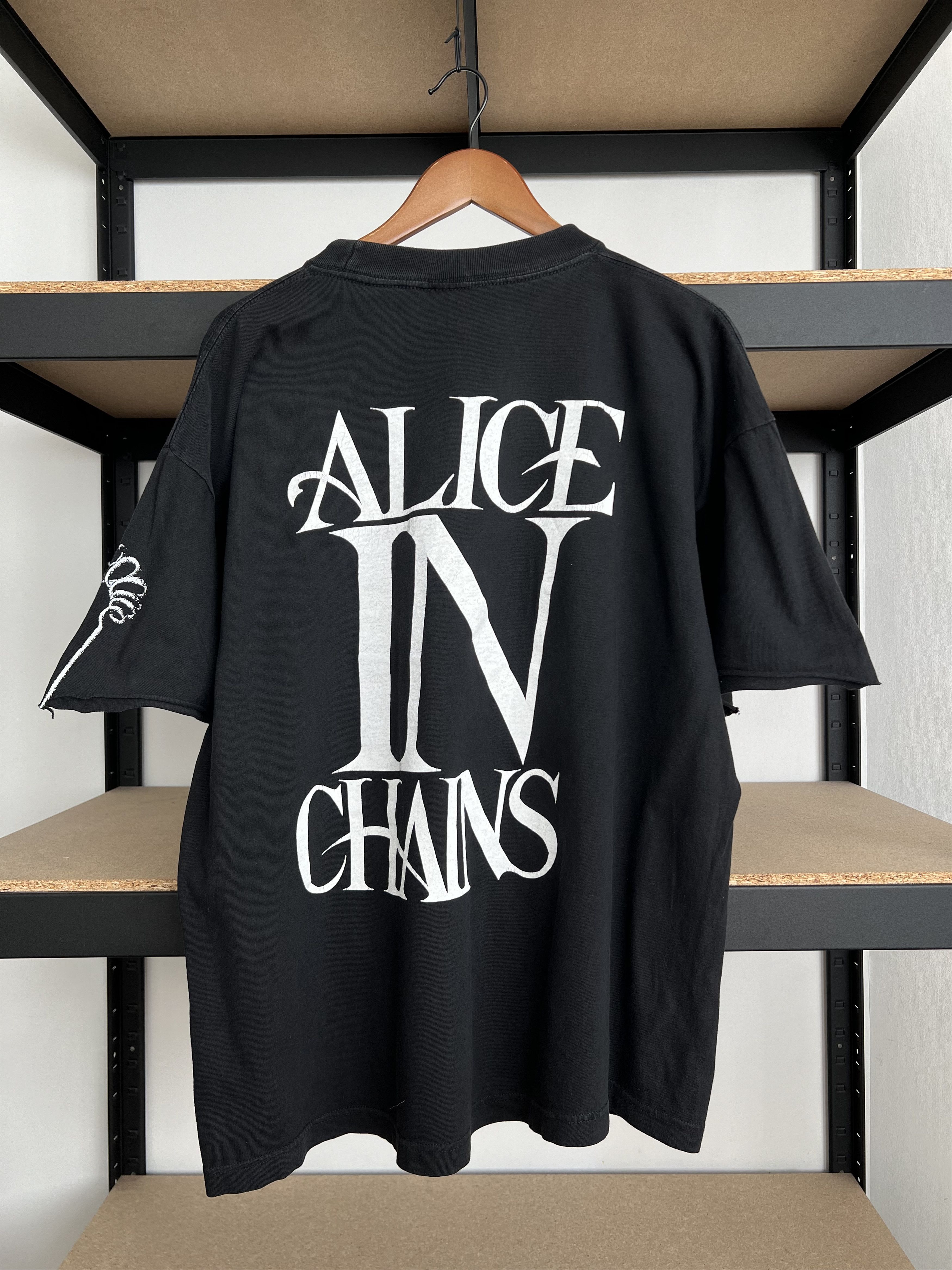 Band Tees Vintage 1992 Alice in Chains Wonderland Black T-shirt Size US XL / EU 56 / 4 - 2 Thumbnail