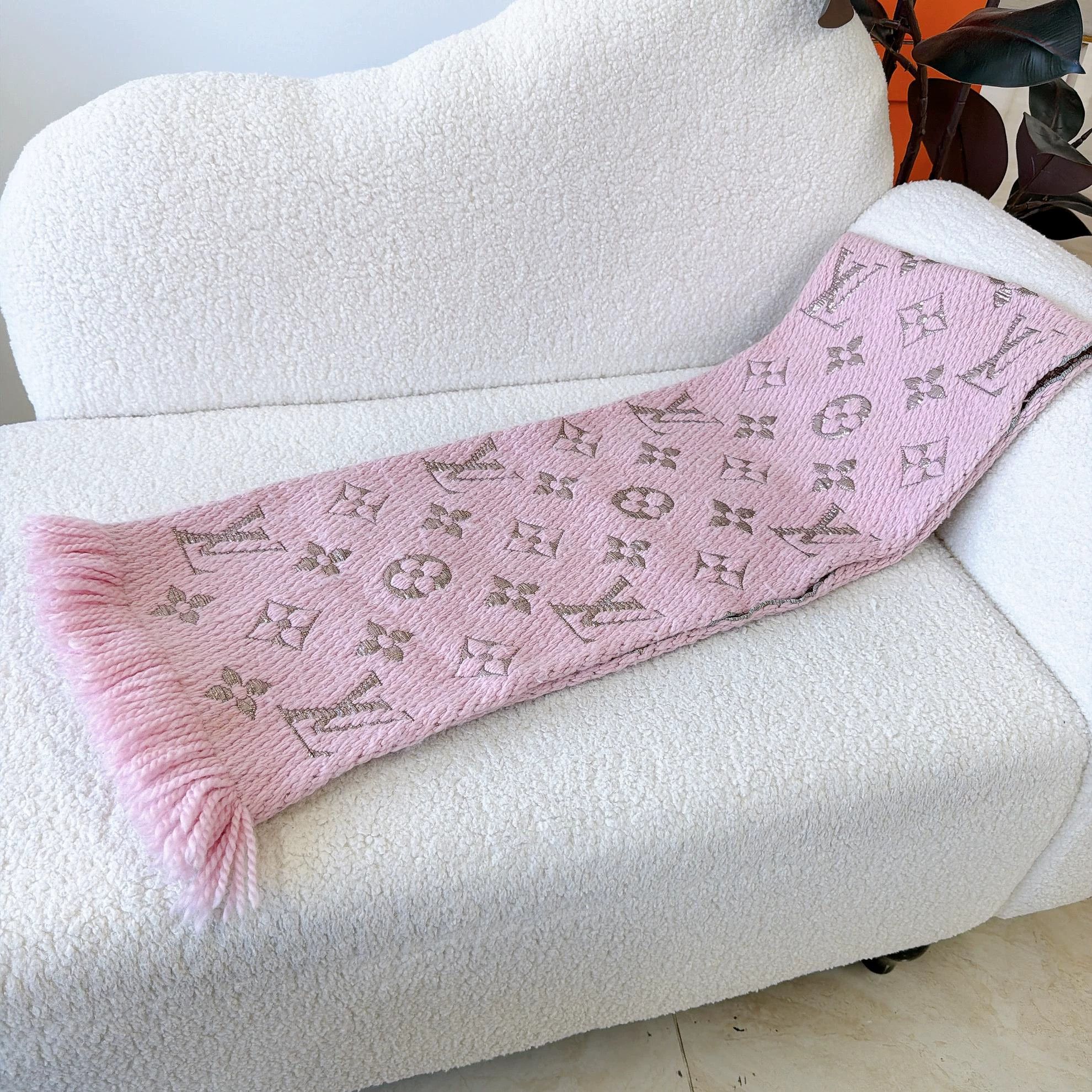 Louis Vuitton Louis Vuitton pink wool full logo fringed scarf Size ONE SIZE - 3 Thumbnail